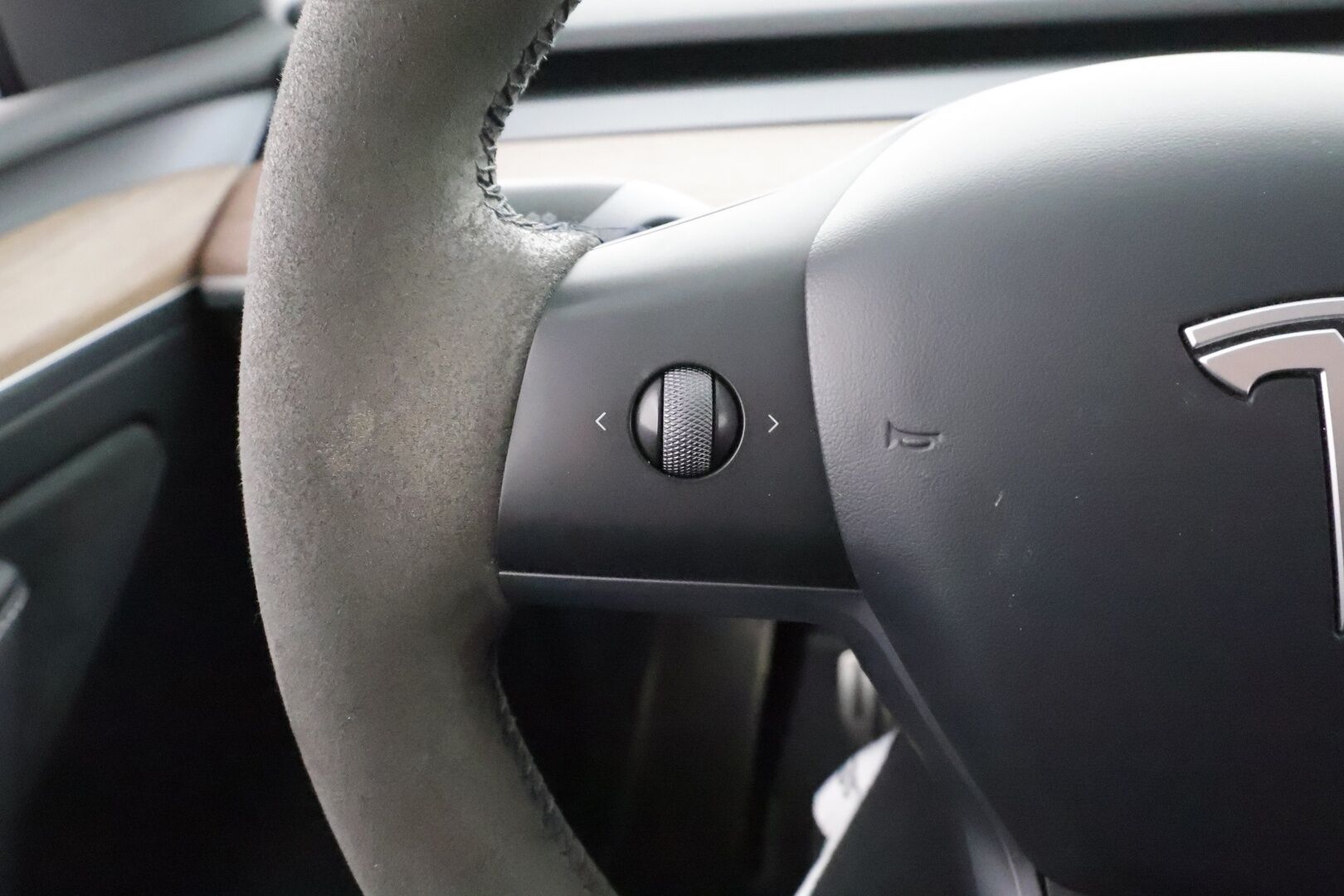 TESLA MODEL Y 2023 Performance * Koukku / ILP / Lasikatto / Premium Audio / P.Kamera / Matrix LED / Nahat * - Kahdet renkaat aluvanteilla - HULLUT AVAJAISHULINAT KORKOTARJOUS 3,29 %