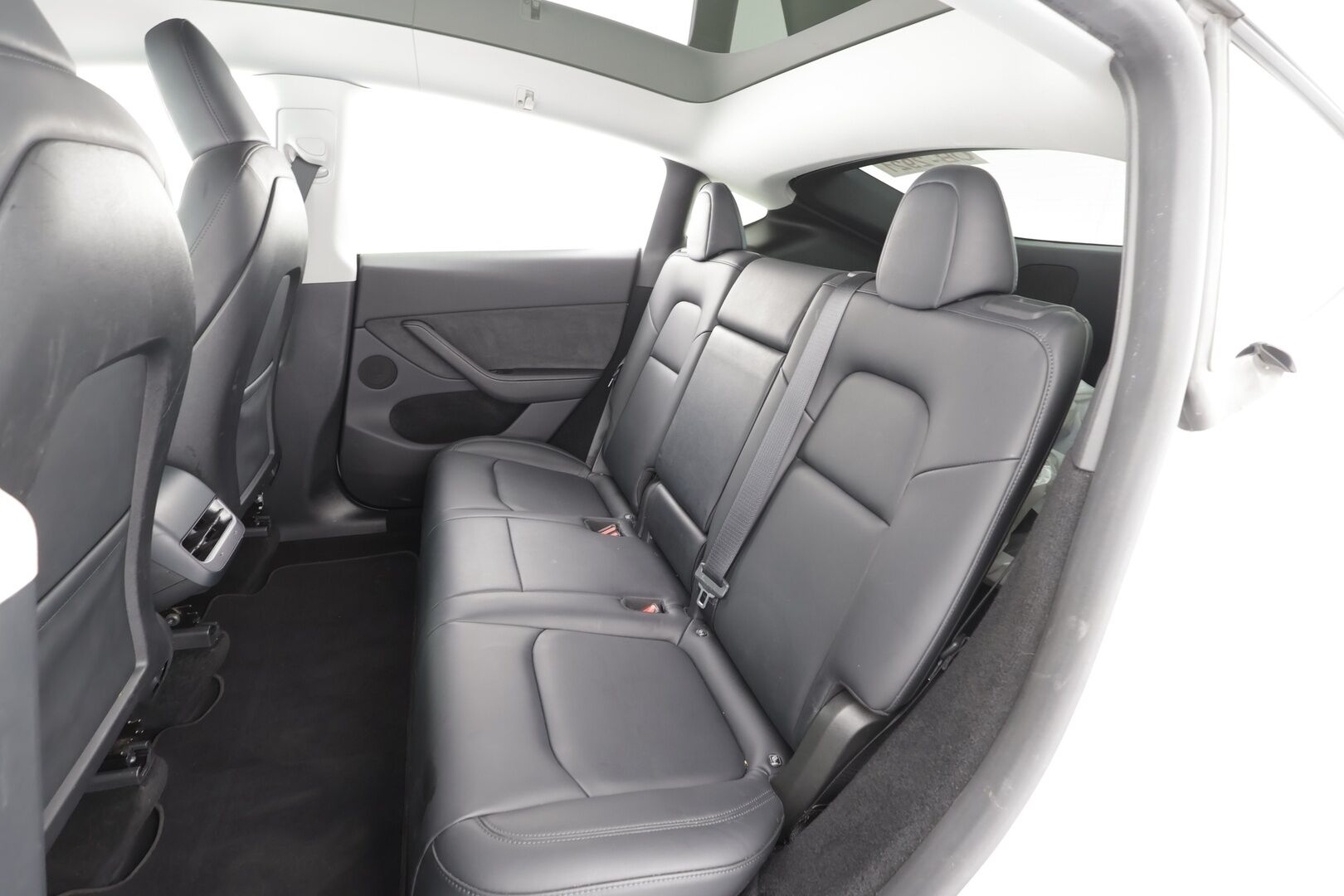 TESLA MODEL Y 2023 Performance * Koukku / ILP / Lasikatto / Premium Audio / P.Kamera / Matrix LED / Nahat * - Kahdet renkaat aluvanteilla - HULLUT AVAJAISHULINAT KORKOTARJOUS 3,29 %