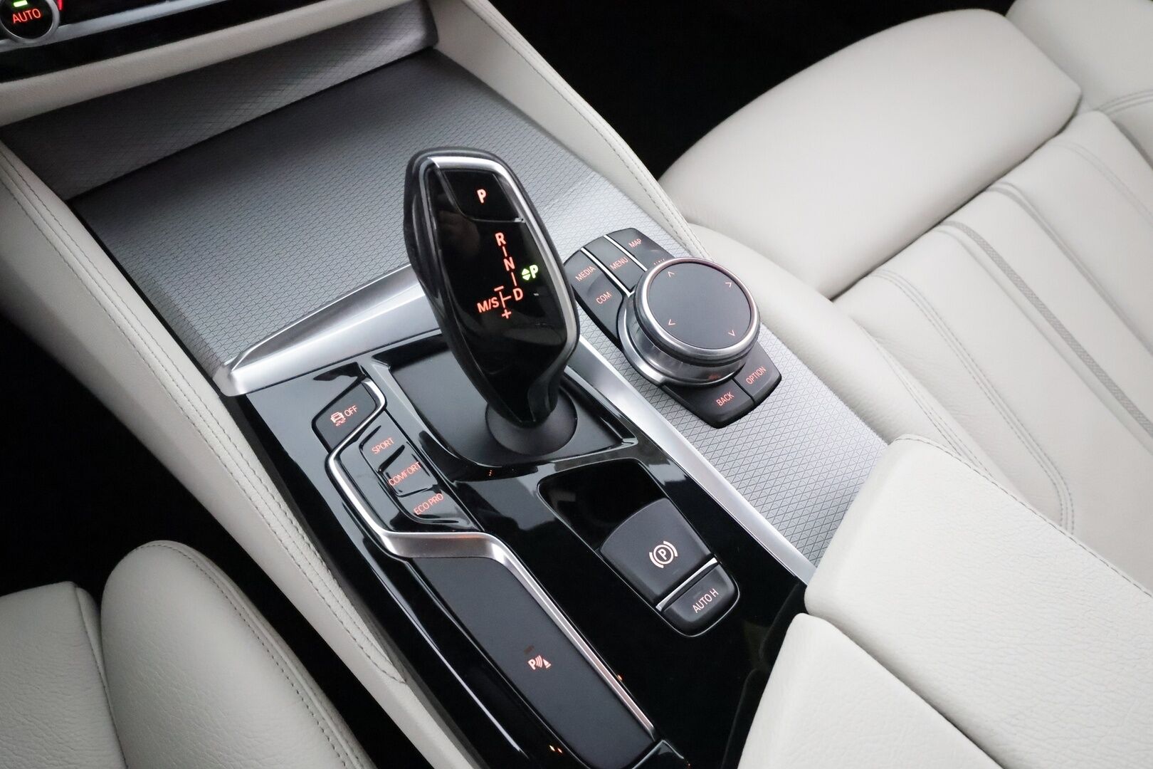 BMW 520 2017 G31 Touring 520d Business - | P.Kamera | LED | Sportpenkki Muistilla | Navi | Kaistavahti | Comfort Access | Navi |