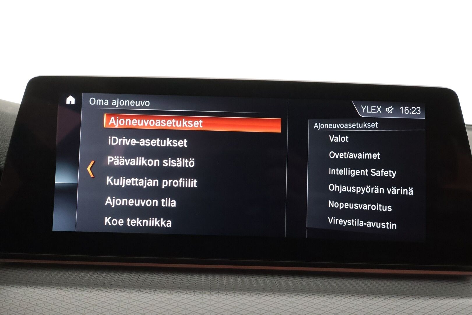 BMW 520 2017 G31 Touring 520d Business - | P.Kamera | LED | Sportpenkki Muistilla | Navi | Kaistavahti | Comfort Access | Navi |