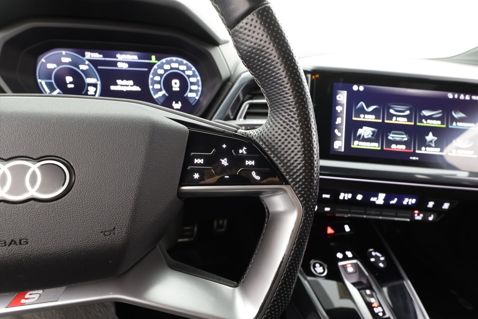 AUDI Q4 E-TRON 2023 40 e-tron S line - ACC | ILP | Koukku | P.Kamera | Sporttipenkit | Apple&Android | SoH 94.5 % | Merkkihuollettu | Kahdet OEM vanteet