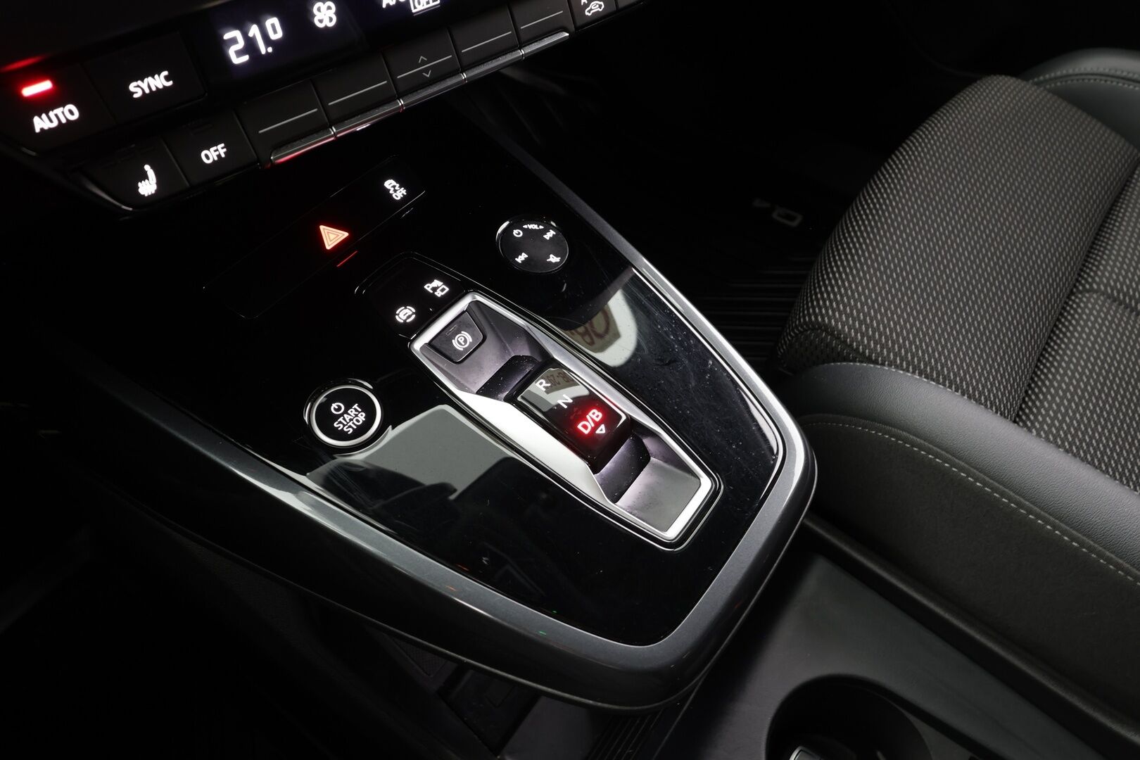 AUDI Q4 E-TRON 2023 40 e-tron S line - ACC | ILP | Koukku | P.Kamera | Sporttipenkit | Apple&Android | SoH 94.5 % | Merkkihuollettu | Kahdet OEM vanteet