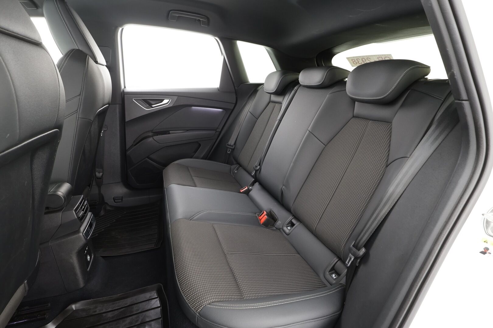 AUDI Q4 E-TRON 2023 40 e-tron S line - ACC | ILP | Koukku | P.Kamera | Sporttipenkit | Apple&Android | SoH 94.5 % | Merkkihuollettu | Kahdet OEM vanteet