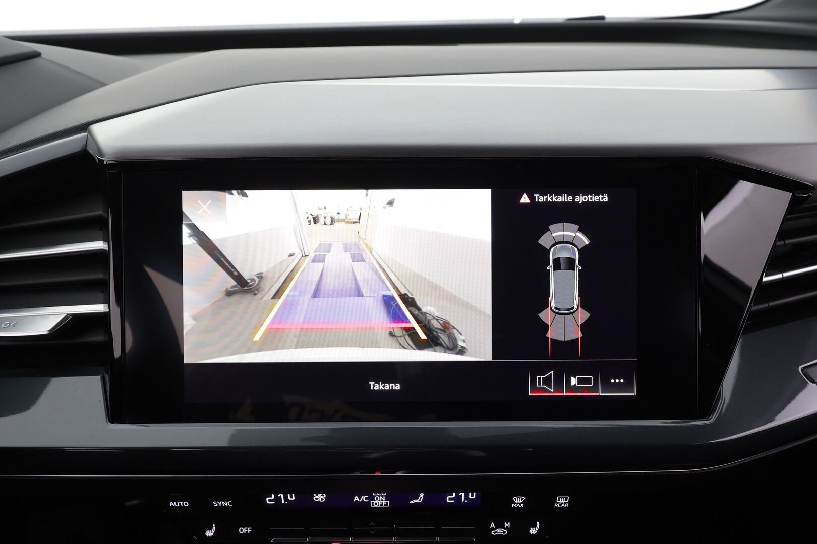 AUDI Q4 E-TRON 2023 40 e-tron S line - ACC | ILP | Koukku | P.Kamera | Sporttipenkit | Apple&Android | SoH 94.5 % | Merkkihuollettu | Kahdet OEM vanteet