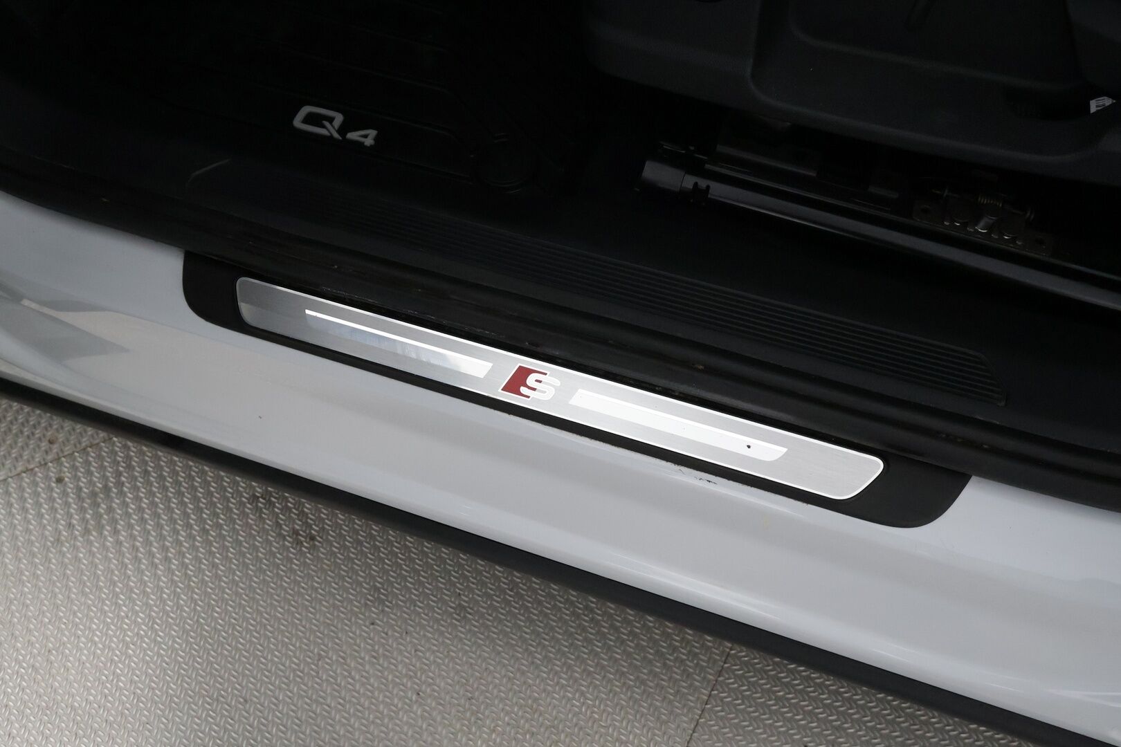 AUDI Q4 E-TRON 2023 40 e-tron S line - ACC | ILP | Koukku | P.Kamera | Sporttipenkit | Apple&Android | SoH 94.5 % | Merkkihuollettu | Kahdet OEM vanteet
