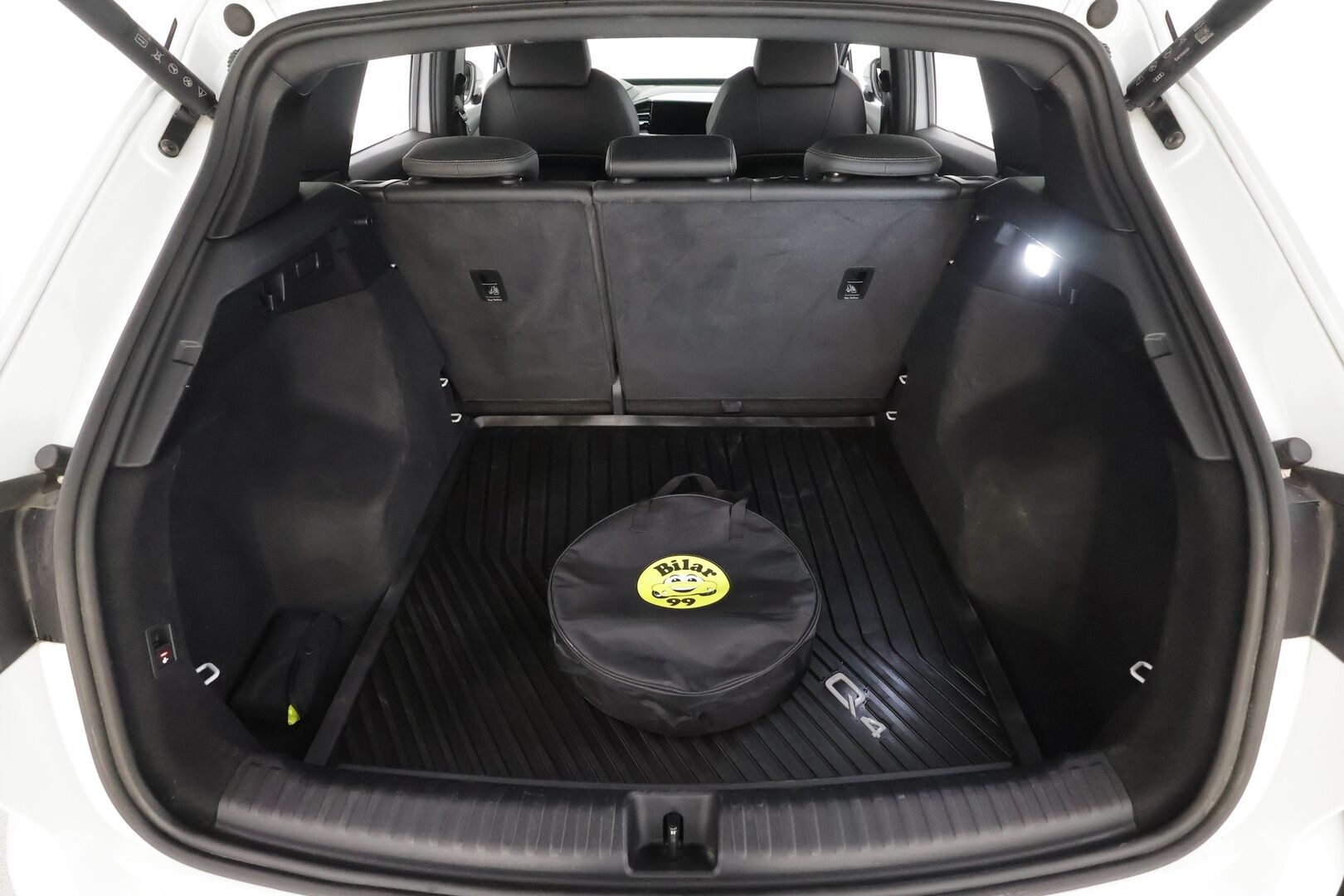 AUDI Q4 E-TRON 2023 40 e-tron S line - ACC | ILP | Koukku | P.Kamera | Sporttipenkit | Apple&Android | SoH 94.5 % | Merkkihuollettu | Kahdet OEM vanteet