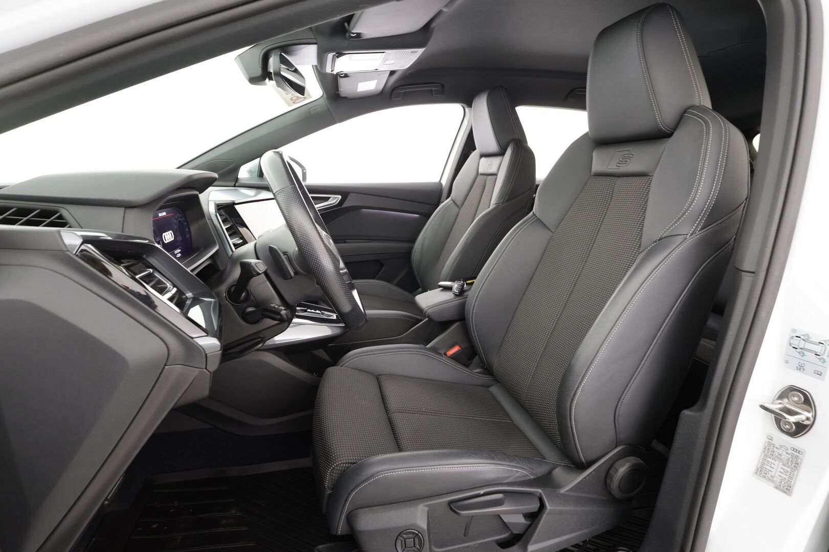 AUDI Q4 E-TRON 2023 40 e-tron S line - ACC | ILP | Koukku | P.Kamera | Sporttipenkit | Apple&Android | SoH 94.5 % | Merkkihuollettu | Kahdet OEM vanteet