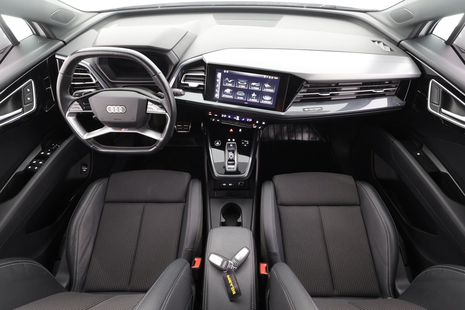 AUDI Q4 E-TRON 2023 40 e-tron S line - ACC | ILP | Koukku | P.Kamera | Sporttipenkit | Apple&Android | SoH 94.5 % | Merkkihuollettu | Kahdet OEM vanteet