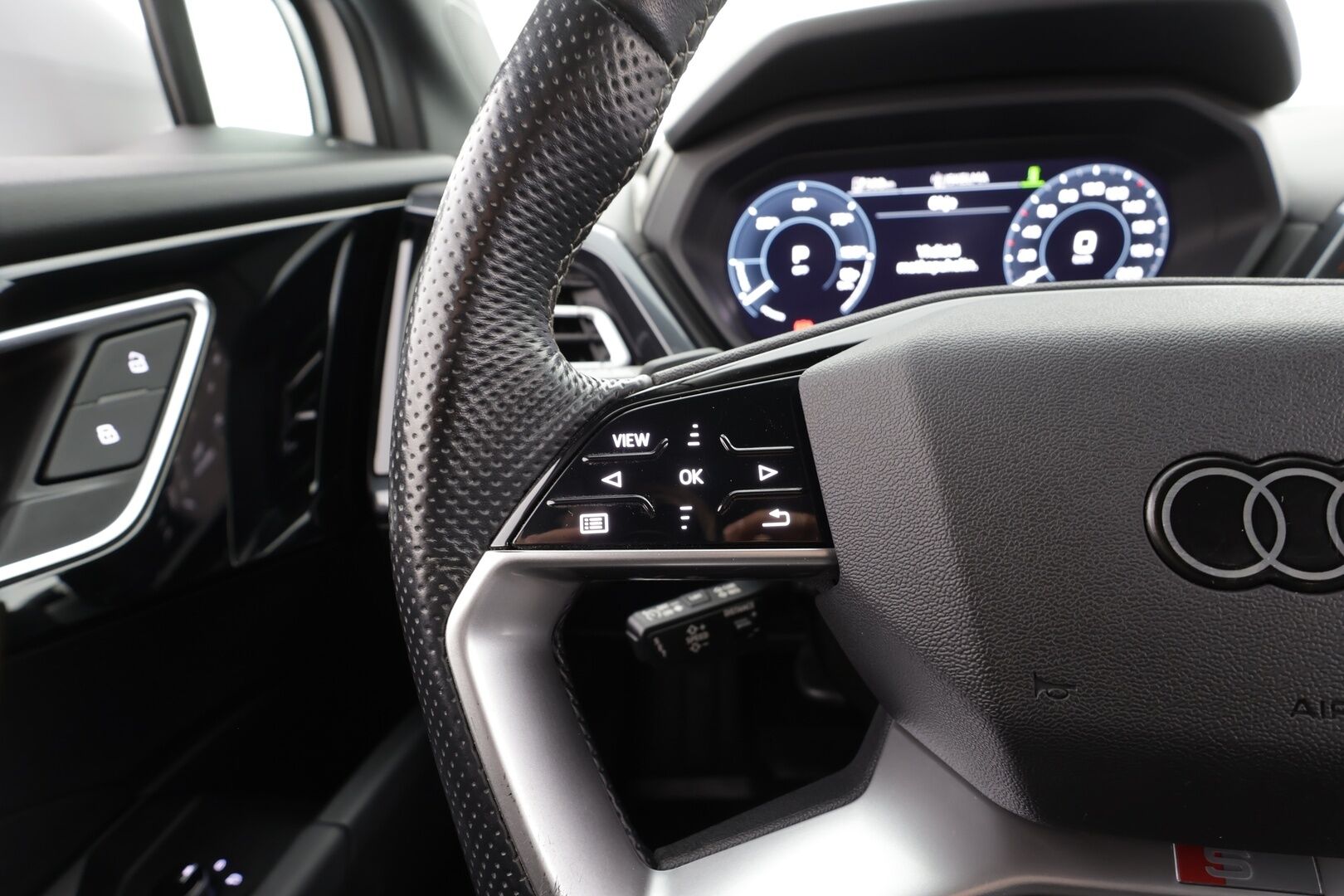 AUDI Q4 E-TRON 2023 40 e-tron S line - ACC | ILP | Koukku | P.Kamera | Sporttipenkit | Apple&Android | SoH 94.5 % | Merkkihuollettu | Kahdet OEM vanteet