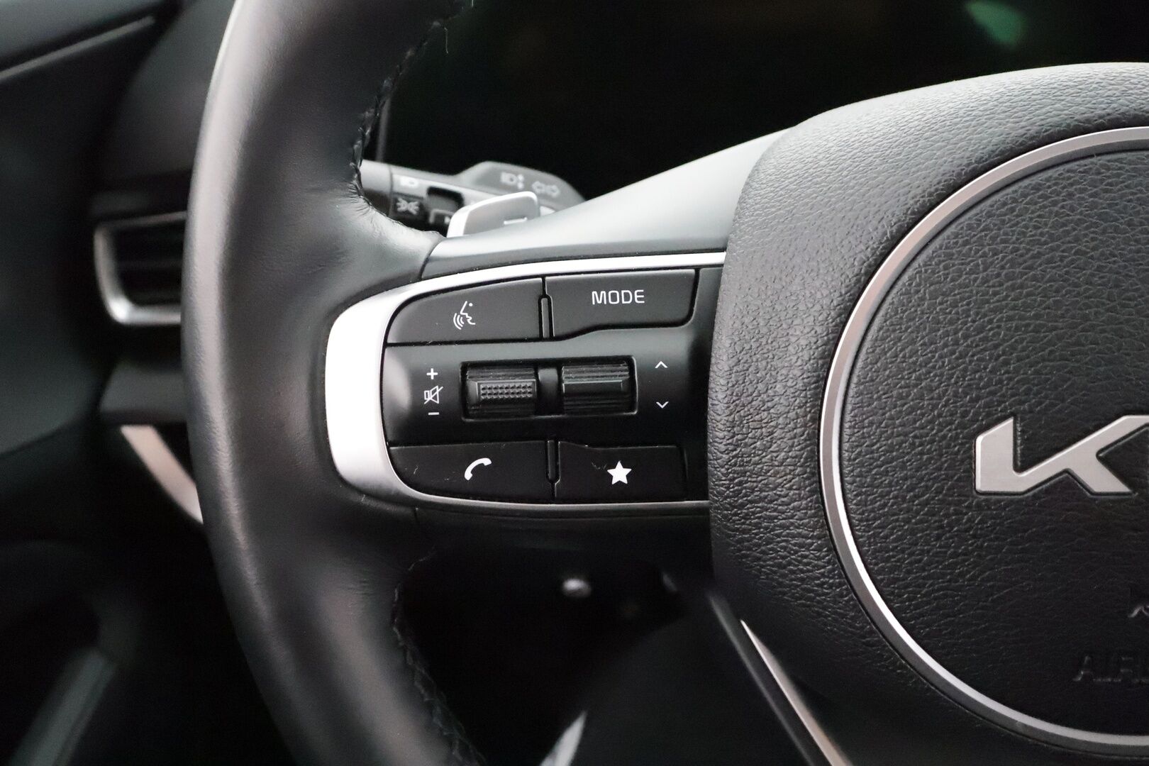 KIA SPORTAGE 2025 1,6 T-GDI AWD Plug-in Hybrid Premium - | ACC | Webasto | Koukku | H&K | 360° | Sähköpenkit | LED | Navi | Keyless | Kahdet renkaat aluvanteilla | Merkkihuollettu |