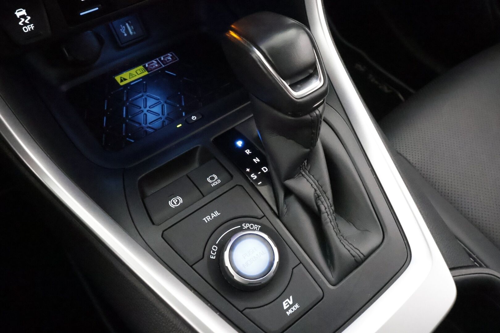 TOYOTA RAV4 2023 2,5 Hybrid AWD-i Premium - Panoraama | Ilmastoidut Nahat | Facelift | ACC | 360-Kamera | Adapt.LED | Muistipenkki | Lämpölasi | Huippuvarusteet!