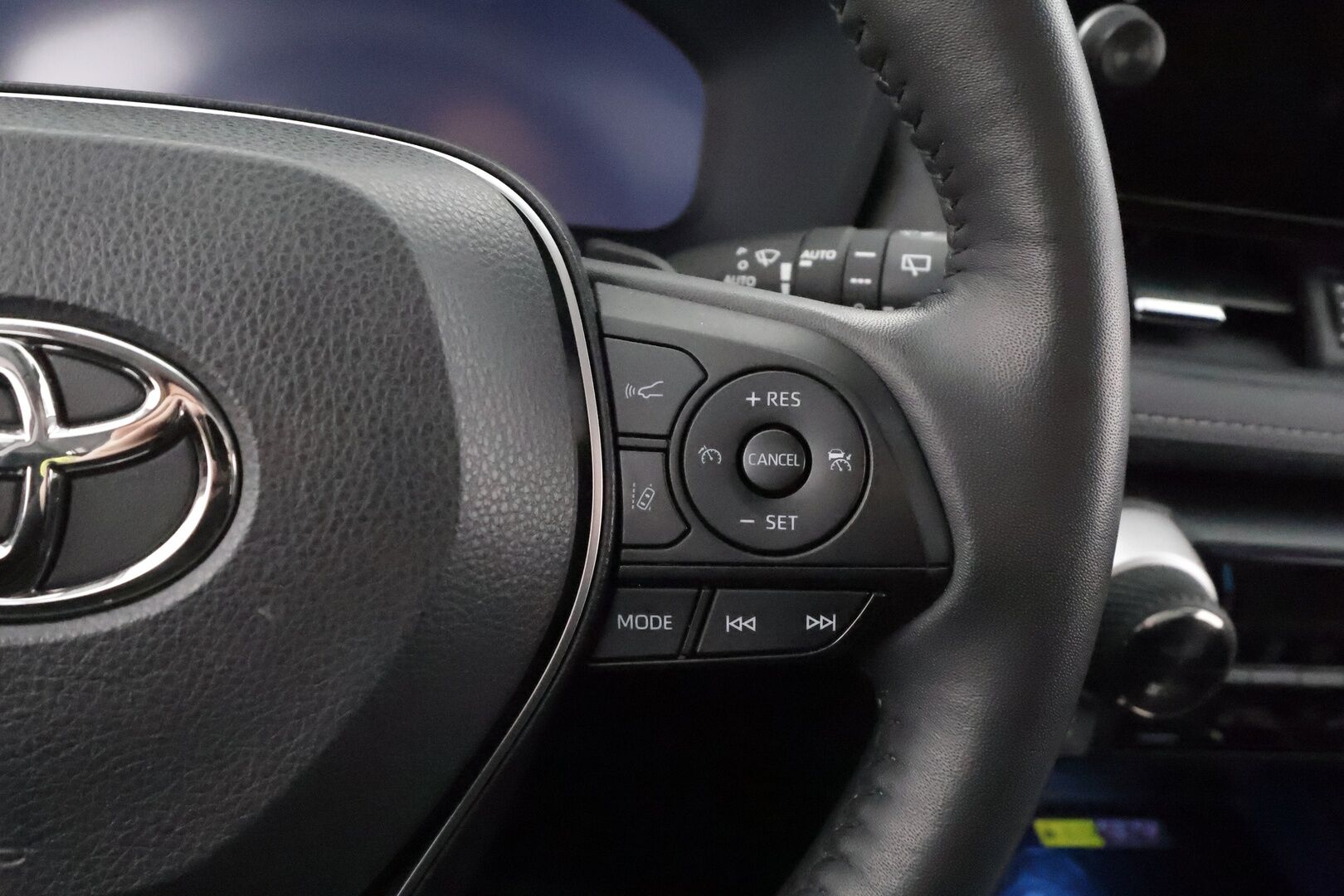 TOYOTA RAV4 2023 2,5 Hybrid AWD-i Premium - Panoraama | Ilmastoidut Nahat | Facelift | ACC | 360-Kamera | Adapt.LED | Muistipenkki | Lämpölasi | Huippuvarusteet!