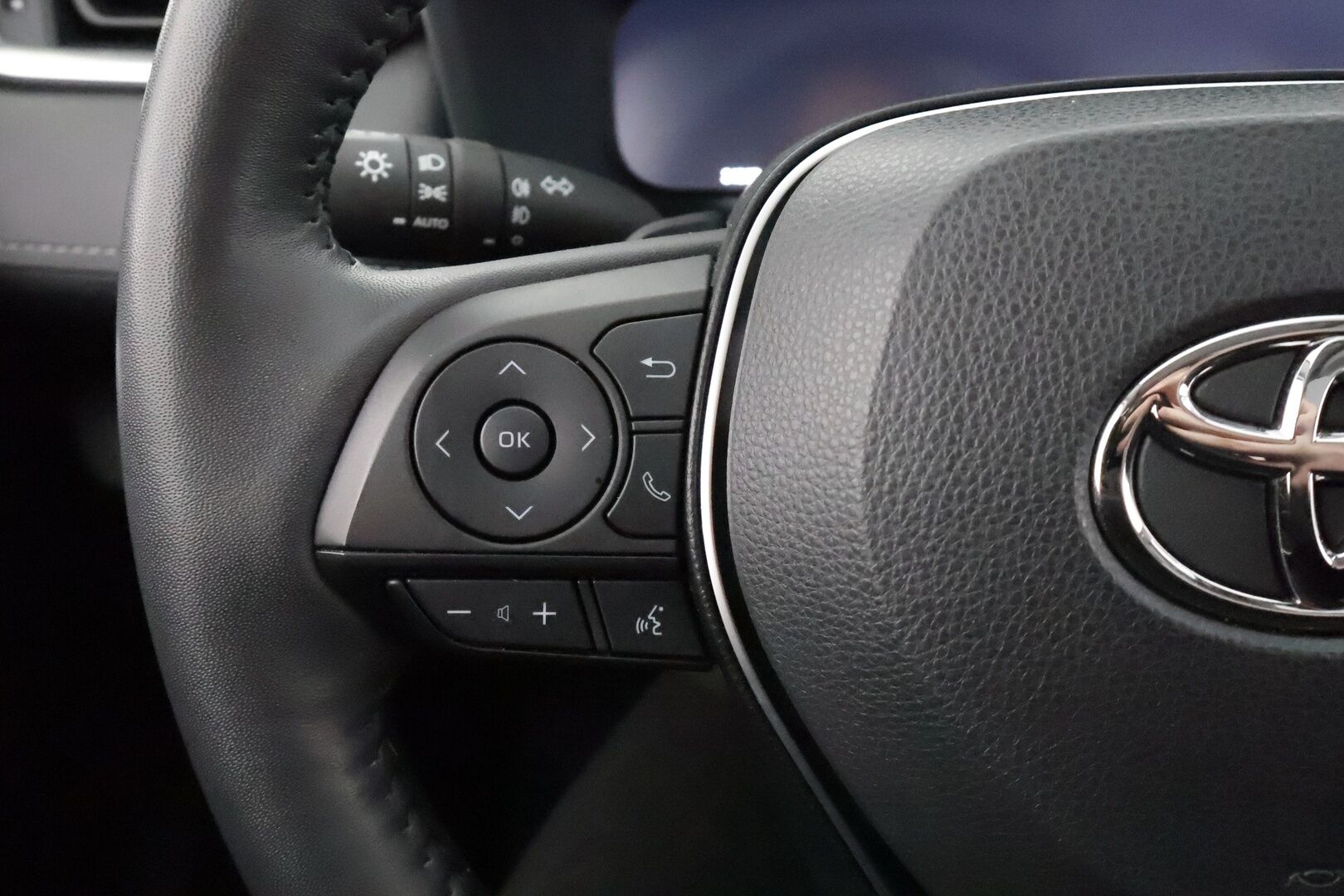 TOYOTA RAV4 2023 2,5 Hybrid AWD-i Premium - Panoraama | Ilmastoidut Nahat | Facelift | ACC | 360-Kamera | Adapt.LED | Muistipenkki | Lämpölasi | Huippuvarusteet!