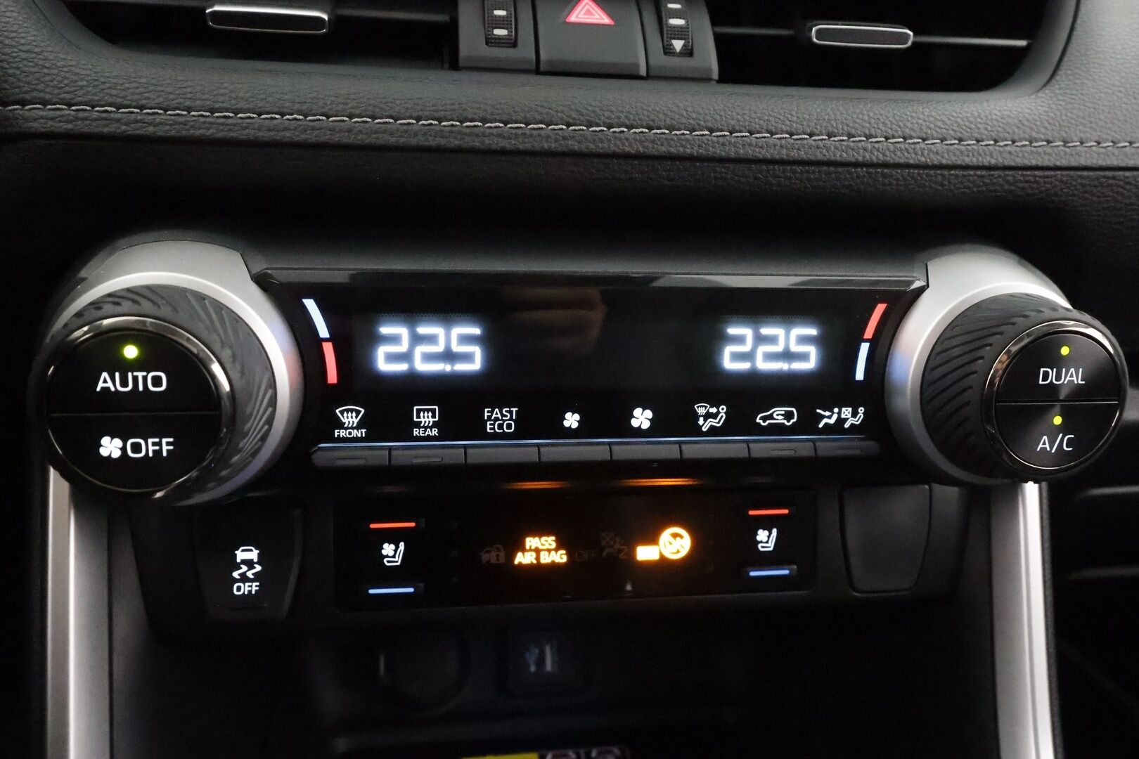 TOYOTA RAV4 2023 2,5 Hybrid AWD-i Premium - Panoraama | Ilmastoidut Nahat | Facelift | ACC | 360-Kamera | Adapt.LED | Muistipenkki | Lämpölasi | Huippuvarusteet!