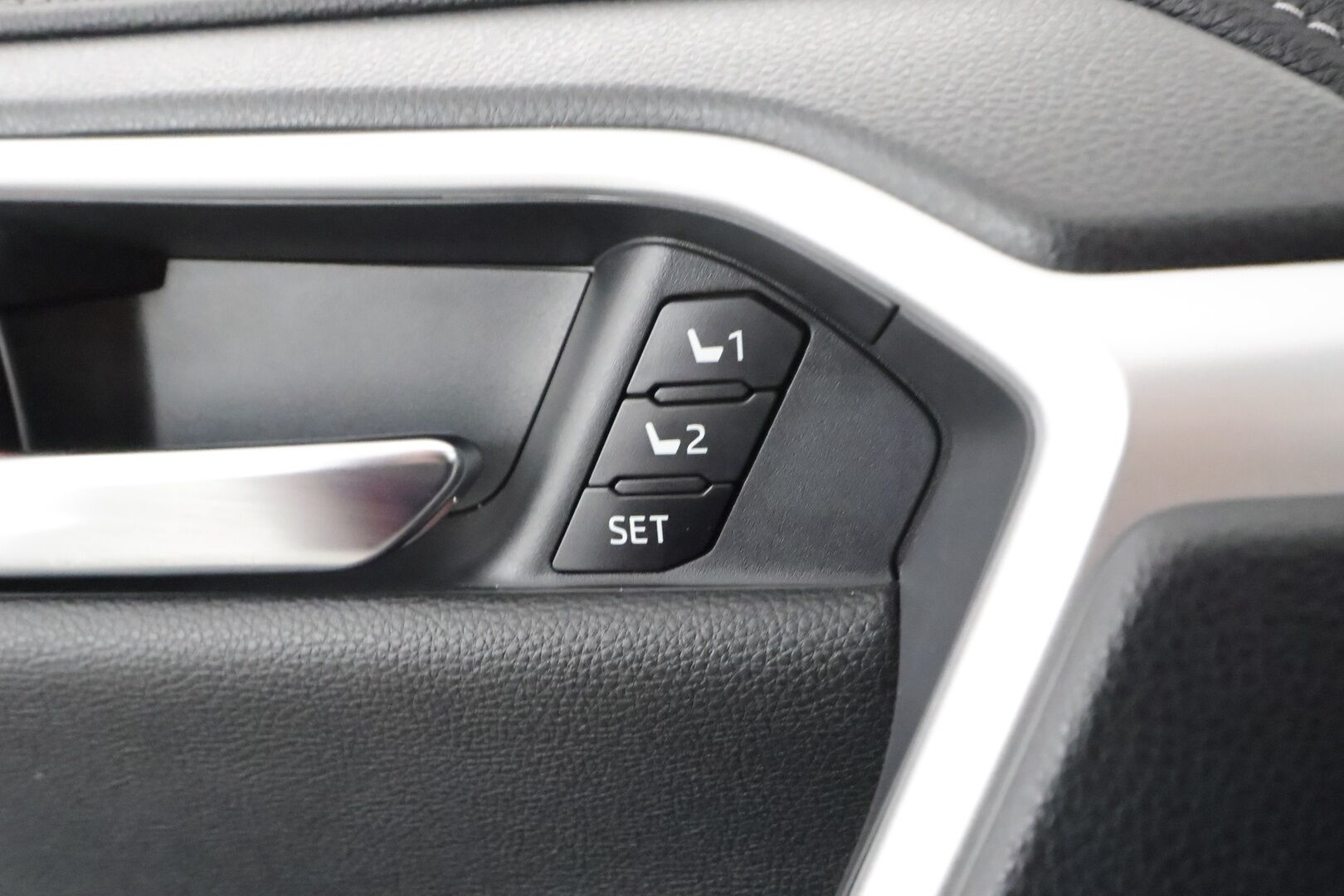 TOYOTA RAV4 2023 2,5 Hybrid AWD-i Premium - Panoraama | Ilmastoidut Nahat | Facelift | ACC | 360-Kamera | Adapt.LED | Muistipenkki | Lämpölasi | Huippuvarusteet!