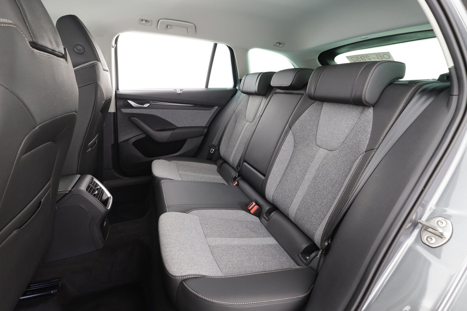 SKODA OCTAVIA 2025 2.0 TDi 110kW Selection DSG - | Facelift | ALV | Webasto | Koukku | 360-Kamera | Matrix LED | Navi | Puolinahat | Keylessgo | Digimittaristo |