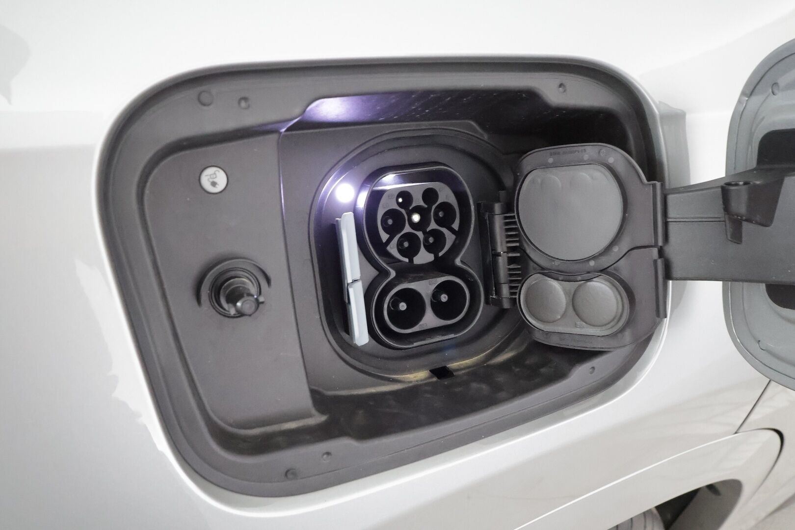 BMW IX1 2025 U11 30 xDrive Fully Charged M Sport - Vetokoukku | ACC | HUD | Widescreen | HiFi | 360-Kamera | Muistipenkki | Adapt.LED
