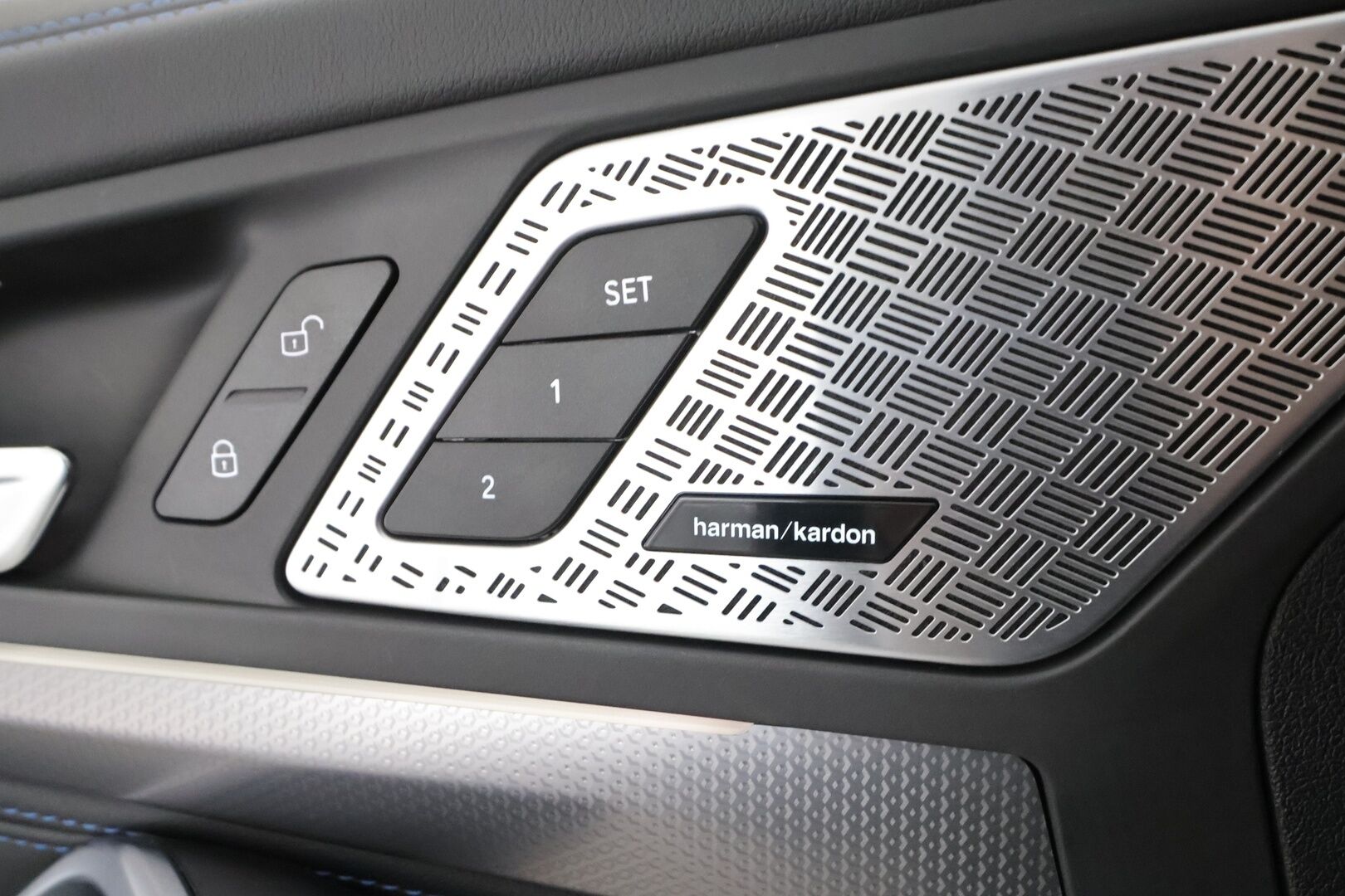BMW IX1 2025 U11 30 xDrive Fully Charged M Sport - Vetokoukku | ACC | HUD | Widescreen | HiFi | 360-Kamera | Muistipenkki | Adapt.LED
