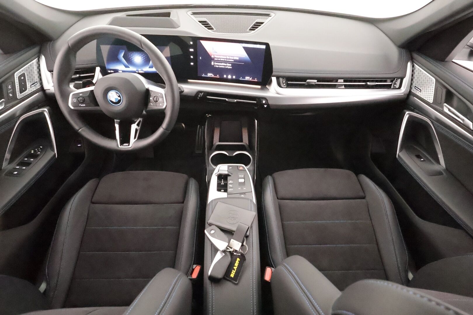 BMW IX1 2025 U11 30 xDrive Fully Charged M Sport - Vetokoukku | ACC | HUD | Widescreen | HiFi | 360-Kamera | Muistipenkki | Adapt.LED