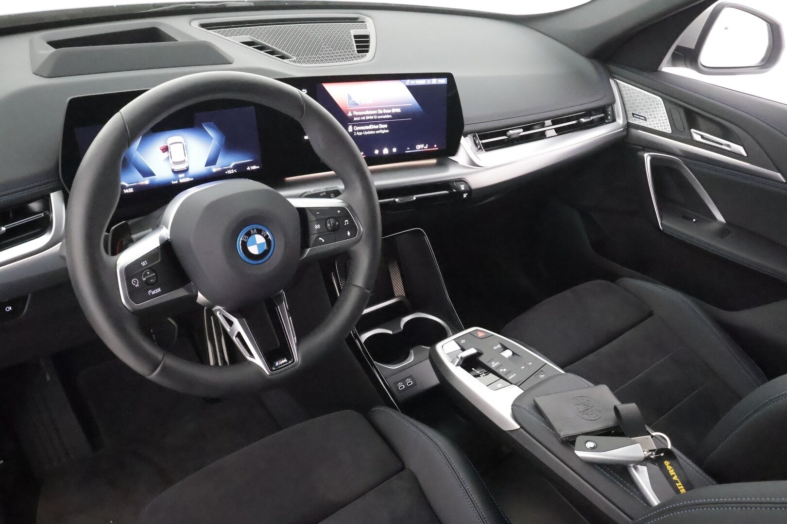 BMW IX1 2025 U11 30 xDrive Fully Charged M Sport - Vetokoukku | ACC | HUD | Widescreen | HiFi | 360-Kamera | Muistipenkki | Adapt.LED