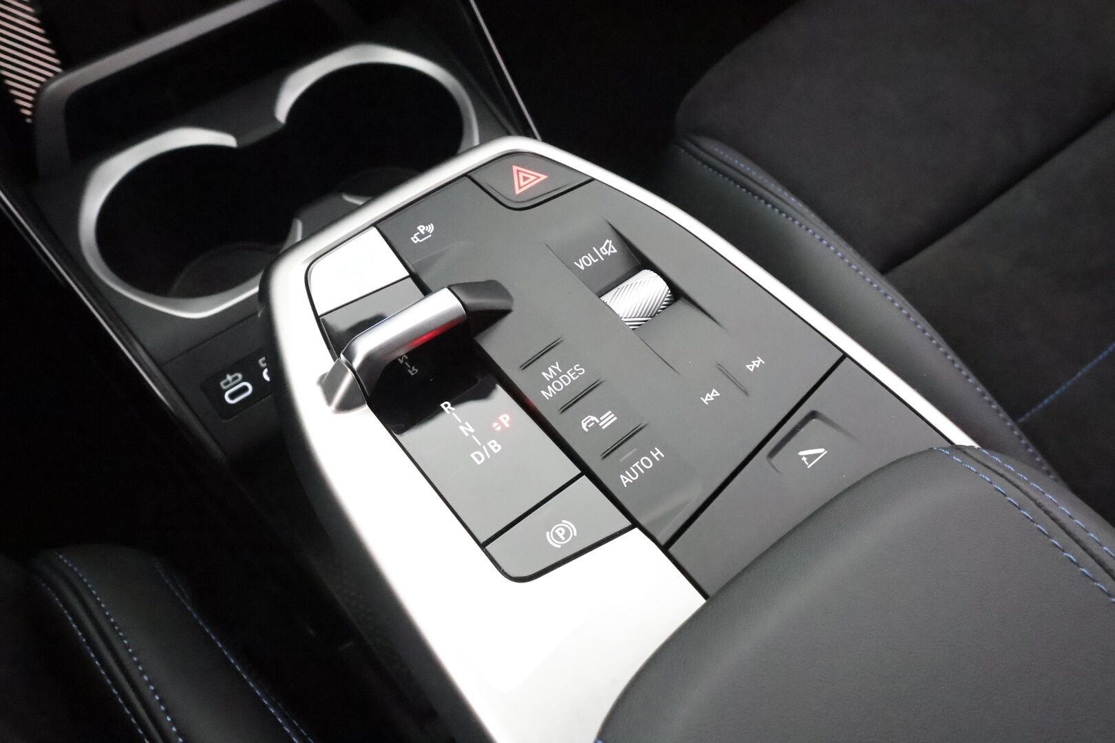 BMW IX1 2025 U11 30 xDrive Fully Charged M Sport - Vetokoukku | ACC | HUD | Widescreen | HiFi | 360-Kamera | Muistipenkki | Adapt.LED
