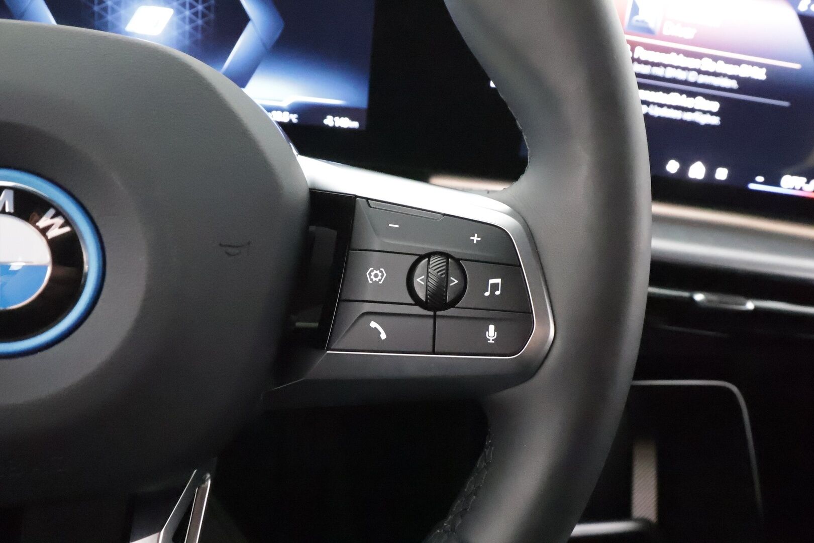 BMW IX1 2025 U11 30 xDrive Fully Charged M Sport - Vetokoukku | ACC | HUD | Widescreen | HiFi | 360-Kamera | Muistipenkki | Adapt.LED