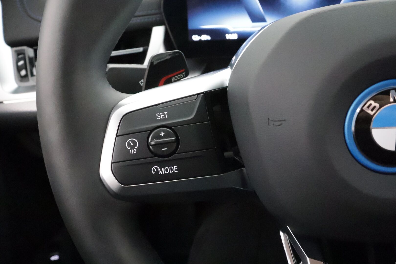 BMW IX1 2025 U11 30 xDrive Fully Charged M Sport - Vetokoukku | ACC | HUD | Widescreen | HiFi | 360-Kamera | Muistipenkki | Adapt.LED