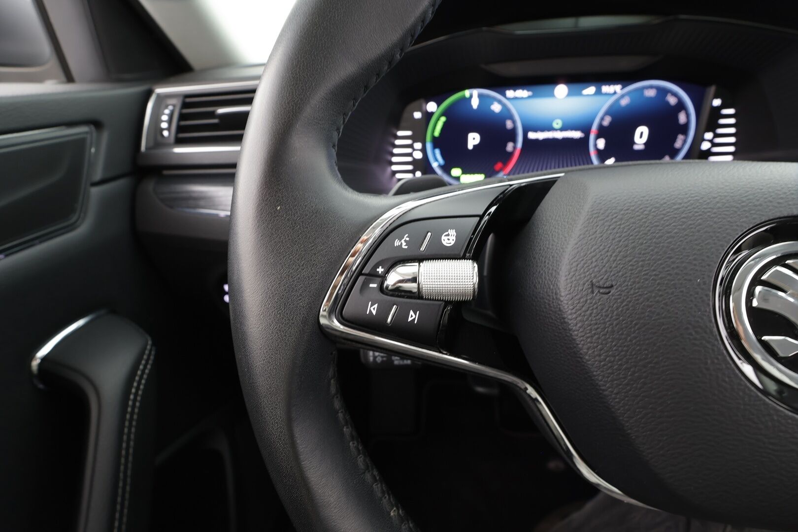 SKODA SUPERB 2023 1.4 TSI PHEV Ambition iV DSG - | Webasto | ACC | Matrix-LED | P.Kamera | Muistipenkki | Navi | Kaistavahti | Keyless | Kahdet renkaat aluvanteilla | 2x Latauskaapelit | Merkkihuollot |