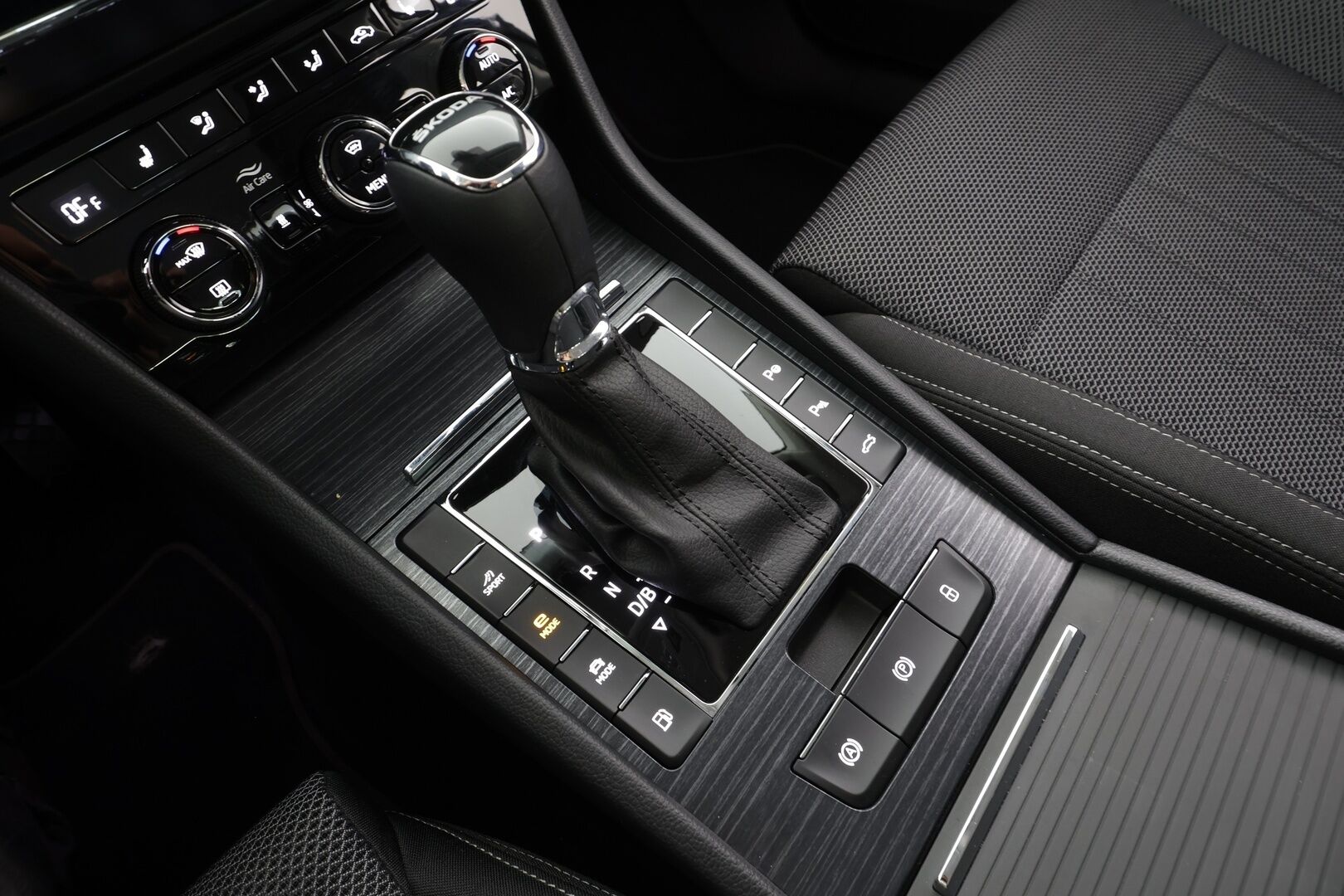 SKODA SUPERB 2023 1.4 TSI PHEV Ambition iV DSG - | Webasto | ACC | Matrix-LED | P.Kamera | Muistipenkki | Navi | Kaistavahti | Keyless | Kahdet renkaat aluvanteilla | 2x Latauskaapelit | Merkkihuollot |