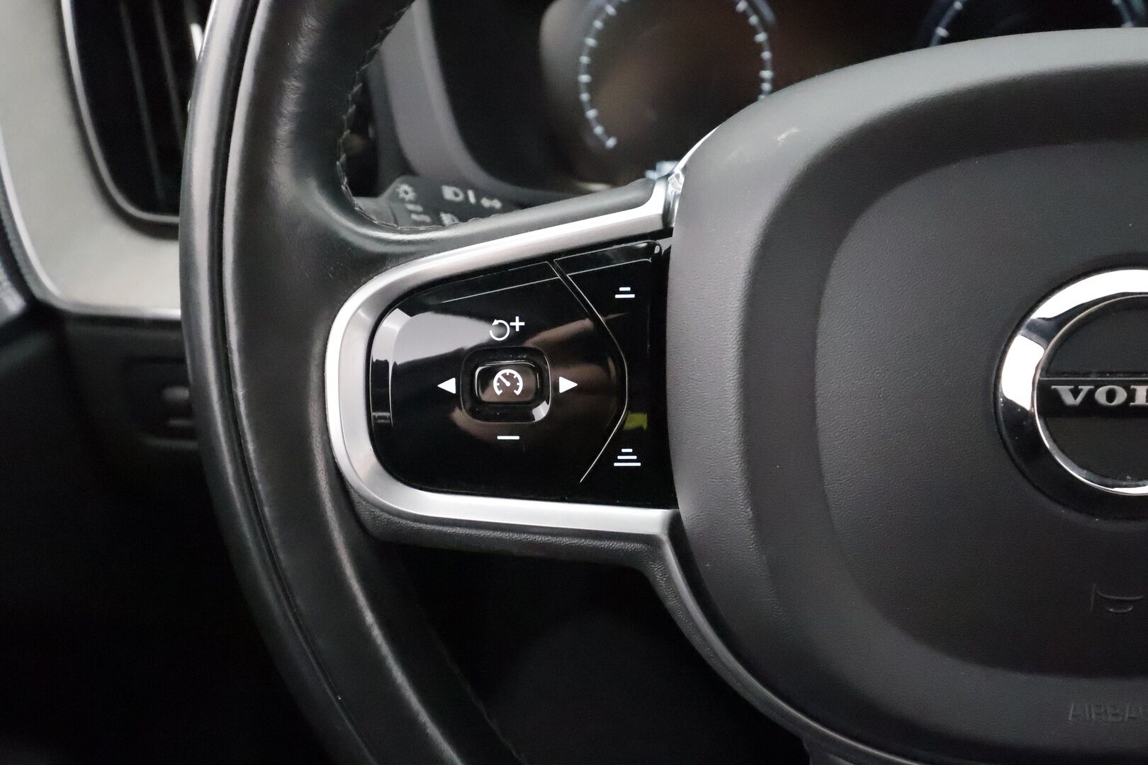 Volvo XC60 2018 T5 AWD Business Inscription aut - *Webasto | Koukku | ACC | 360 | HUD | B&W | Sportpenkki Muistilla | Navi | Keyless | Kahdet renkaat aluvanteilla*