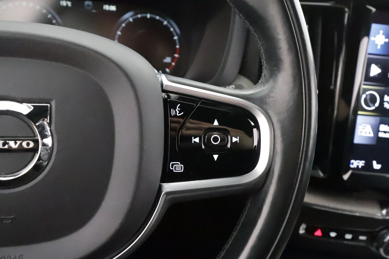 Volvo XC60 2018 T5 AWD Business Inscription aut - *Webasto | Koukku | ACC | 360 | HUD | B&W | Sportpenkki Muistilla | Navi | Keyless | Kahdet renkaat aluvanteilla*