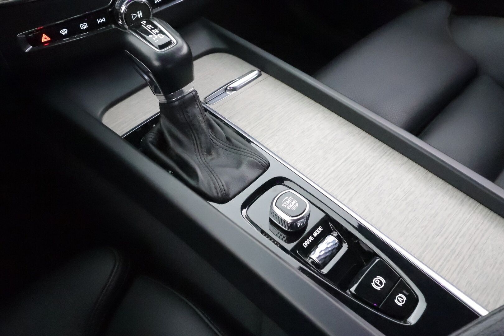 Volvo XC60 2018 T5 AWD Business Inscription aut - *Webasto | Koukku | ACC | 360 | HUD | B&W | Sportpenkki Muistilla | Navi | Keyless | Kahdet renkaat aluvanteilla*