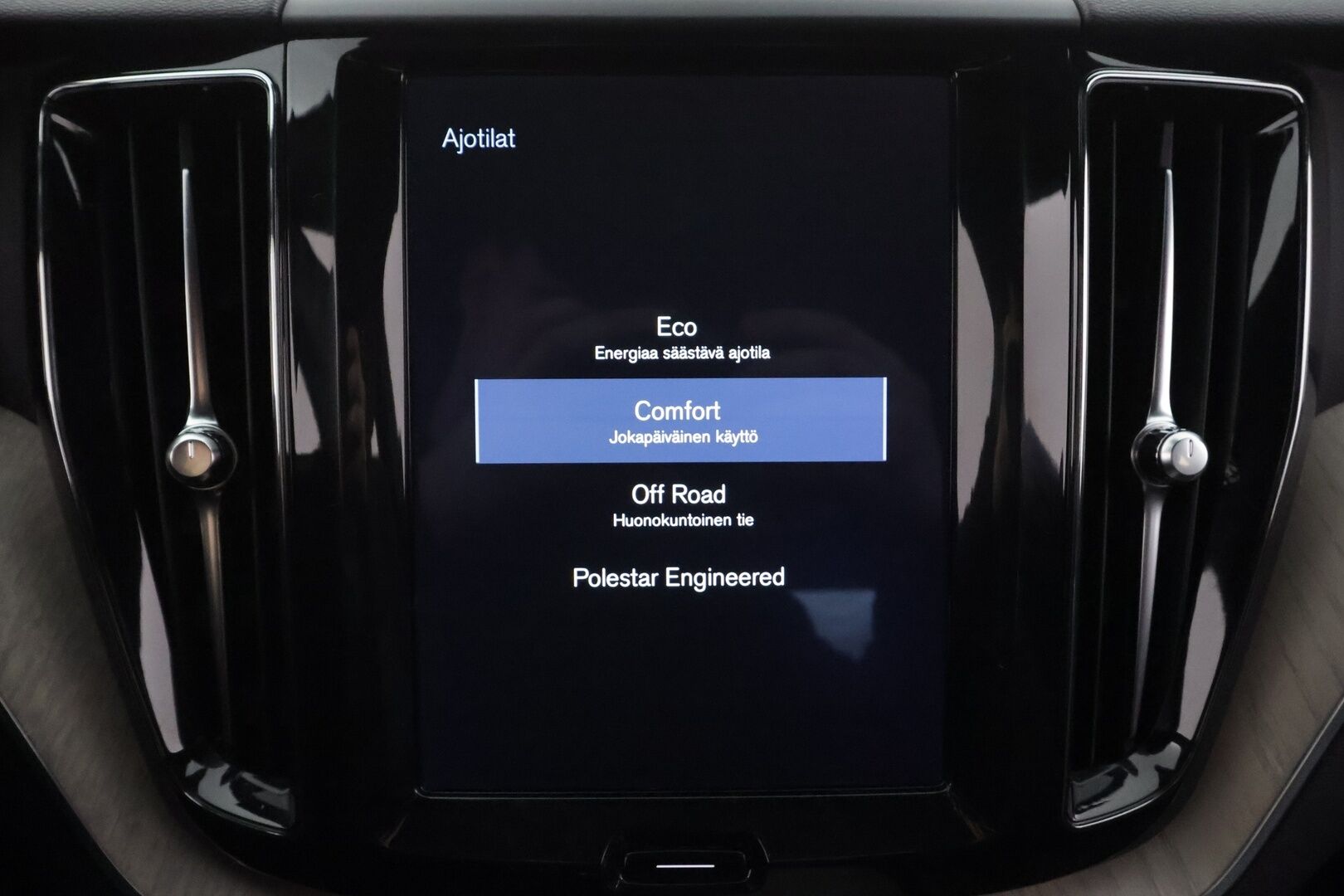 Volvo XC60 2018 T5 AWD Business Inscription aut - *Webasto | Koukku | ACC | 360 | HUD | B&W | Sportpenkki Muistilla | Navi | Keyless | Kahdet renkaat aluvanteilla*