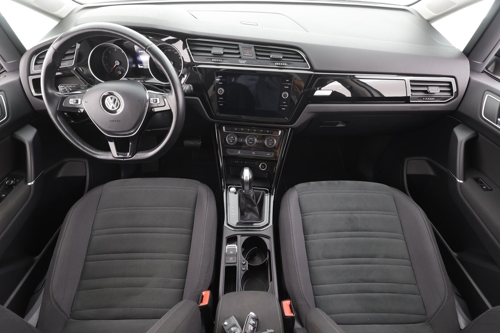 VOLKSWAGEN TOURAN 2018 Highline 1,8 TSI 132 kW DSG 7-P * Webasto / Koukku / Adapt.LED / P.kamera / Apple&Android / Keyless *