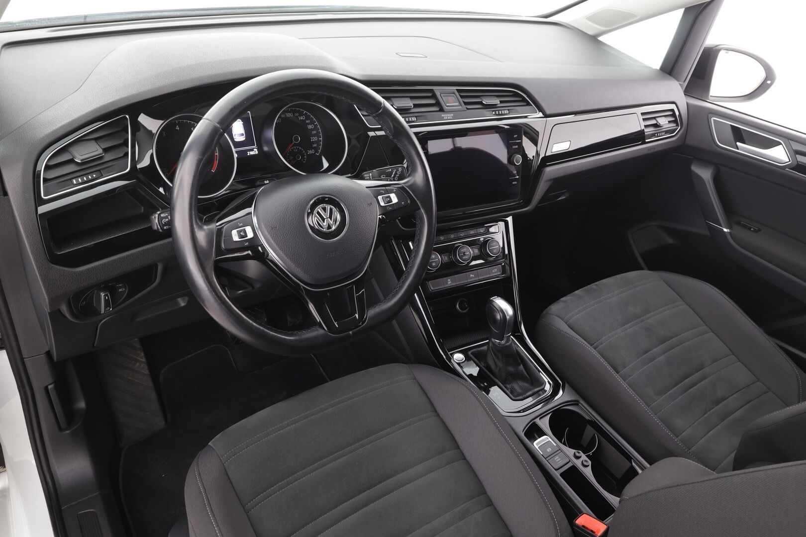 VOLKSWAGEN TOURAN 2018 Highline 1,8 TSI 132 kW DSG 7-P * Webasto / Koukku / Adapt.LED / P.kamera / Apple&Android / Keyless *