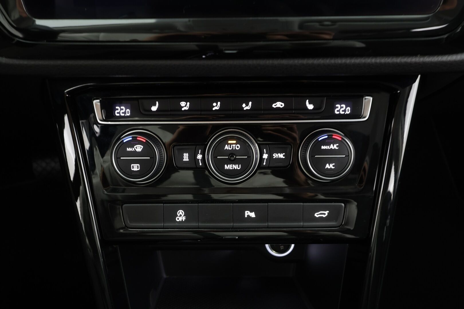 VOLKSWAGEN TOURAN 2018 Highline 1,8 TSI 132 kW DSG 7-P * Webasto / Koukku / Adapt.LED / P.kamera / Apple&Android / Keyless *