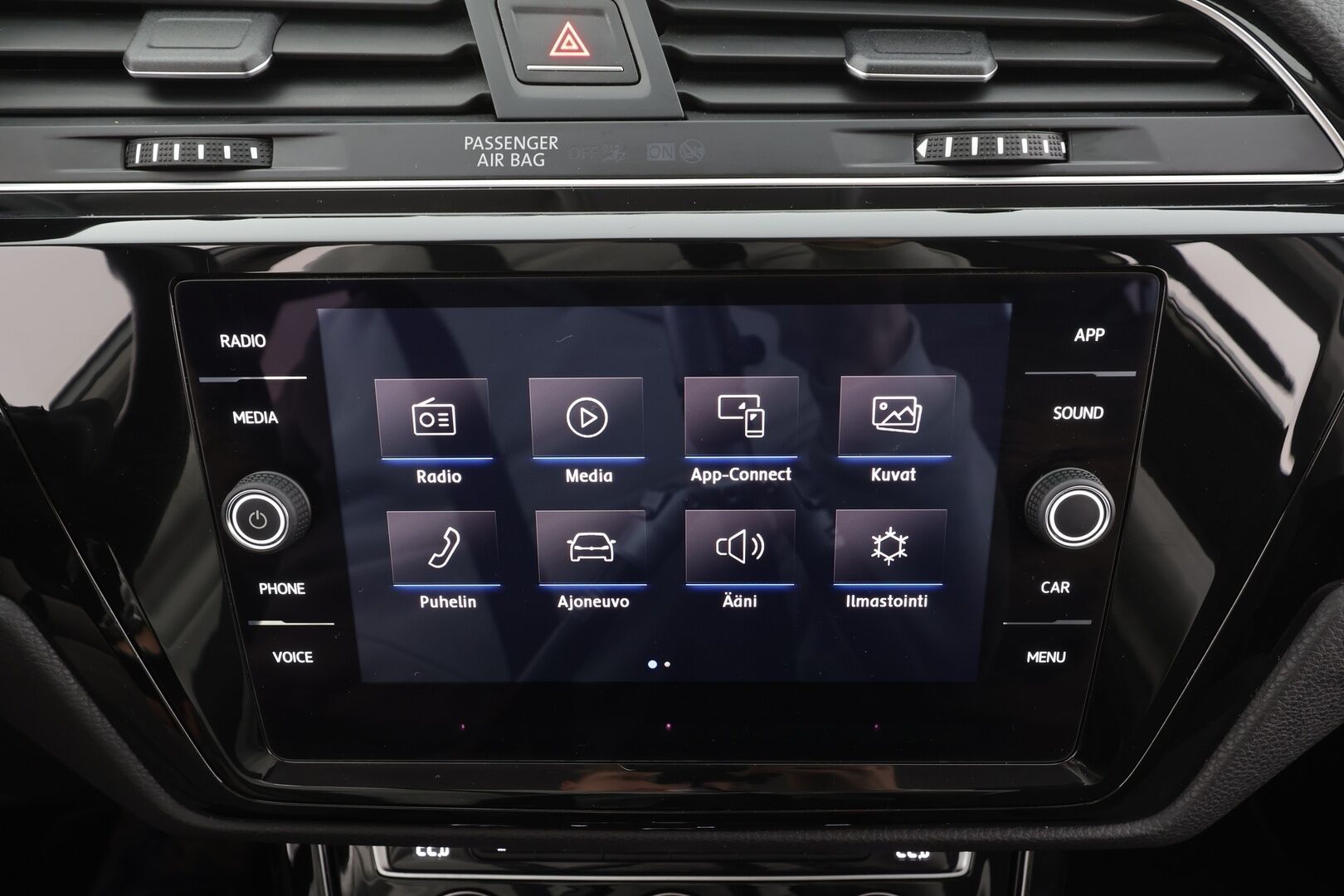 VOLKSWAGEN TOURAN 2018 Highline 1,8 TSI 132 kW DSG 7-P * Webasto / Koukku / Adapt.LED / P.kamera / Apple&Android / Keyless *