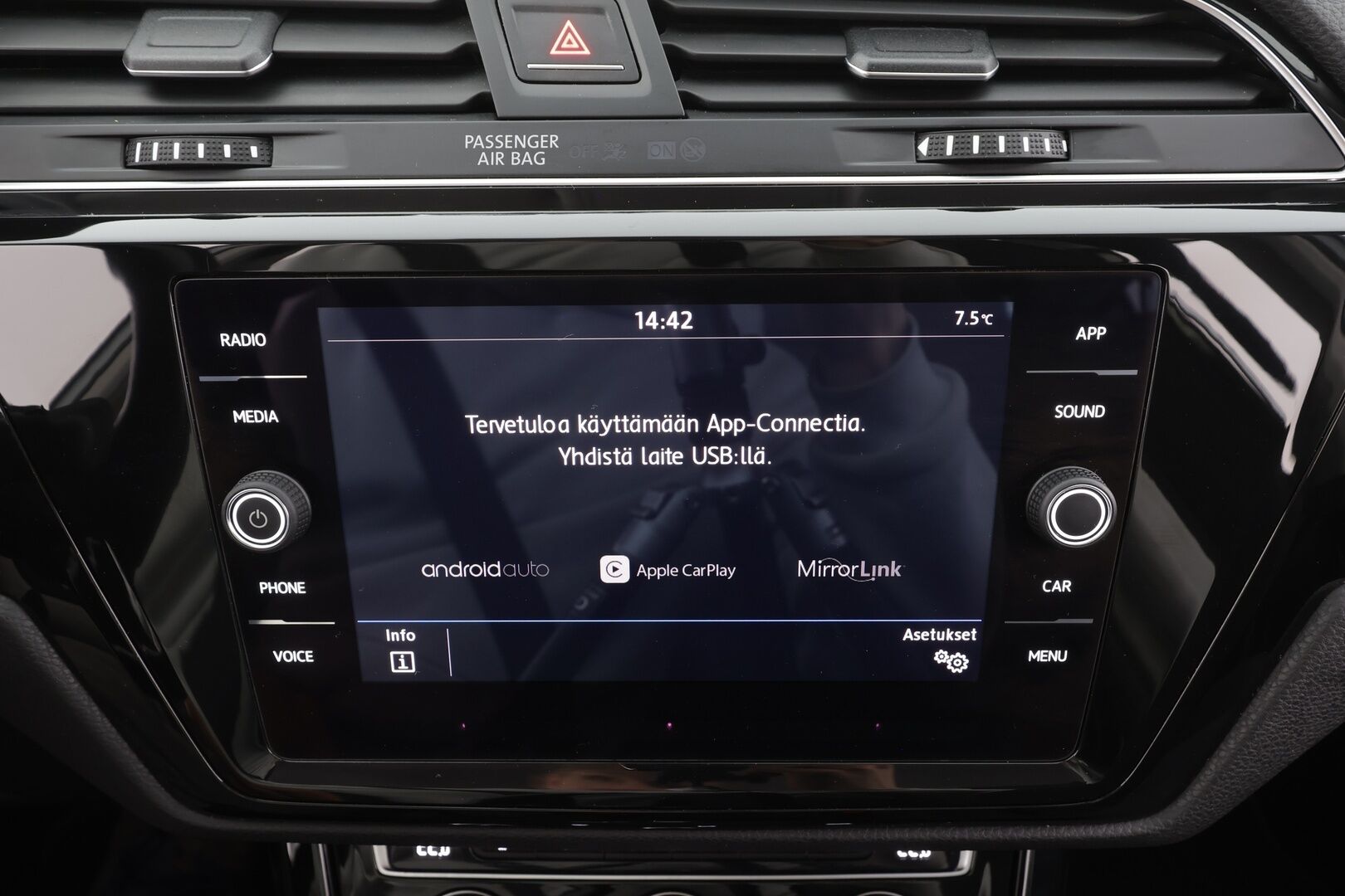 VOLKSWAGEN TOURAN 2018 Highline 1,8 TSI 132 kW DSG 7-P * Webasto / Koukku / Adapt.LED / P.kamera / Apple&Android / Keyless *