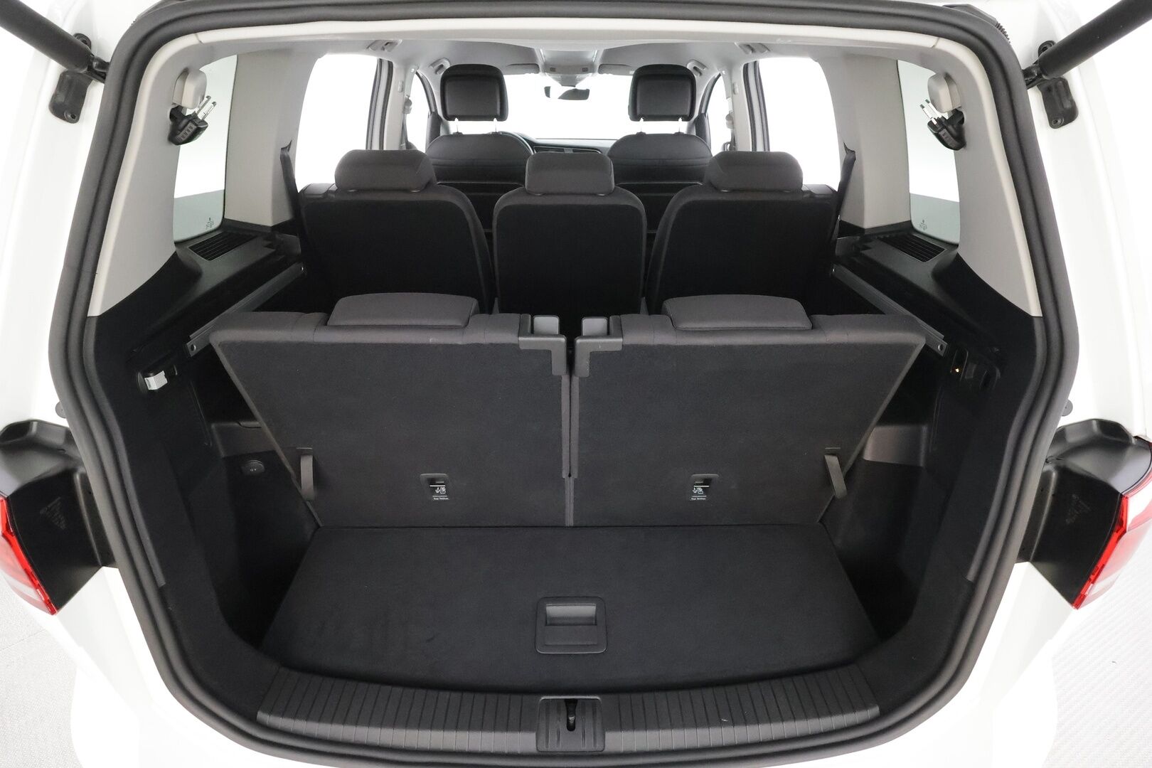 VOLKSWAGEN TOURAN 2018 Highline 1,8 TSI 132 kW DSG 7-P * Webasto / Koukku / Adapt.LED / P.kamera / Apple&Android / Keyless *