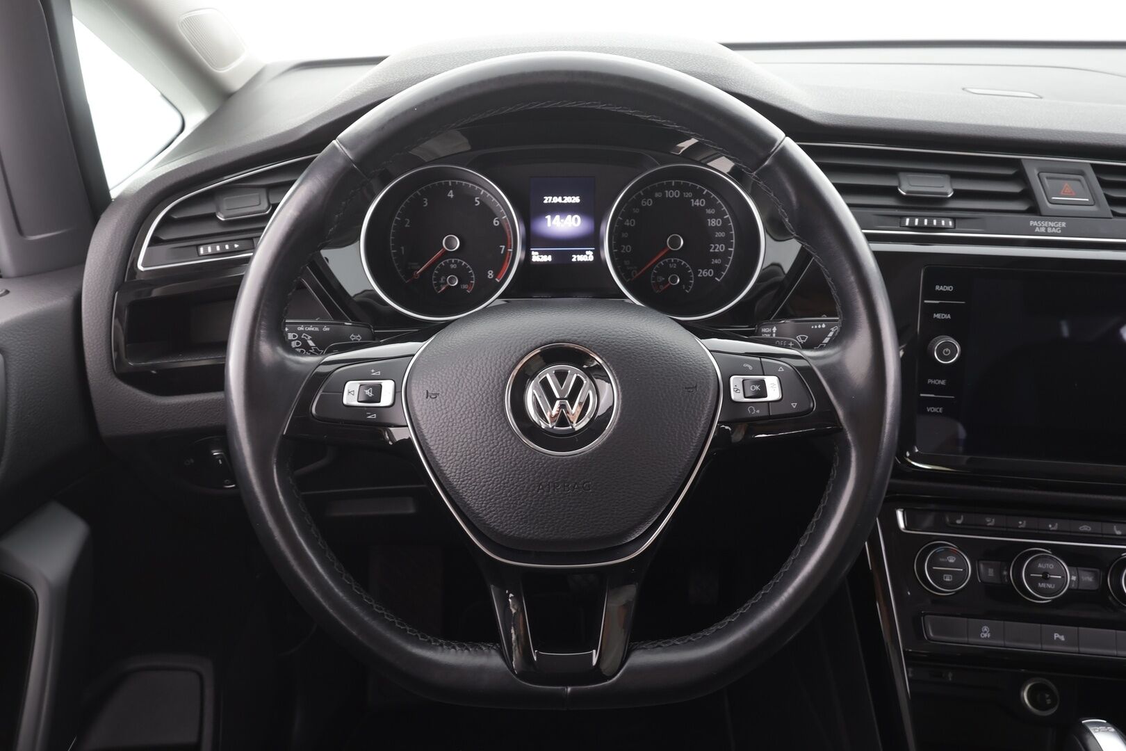 VOLKSWAGEN TOURAN 2018 Highline 1,8 TSI 132 kW DSG 7-P * Webasto / Koukku / Adapt.LED / P.kamera / Apple&Android / Keyless *