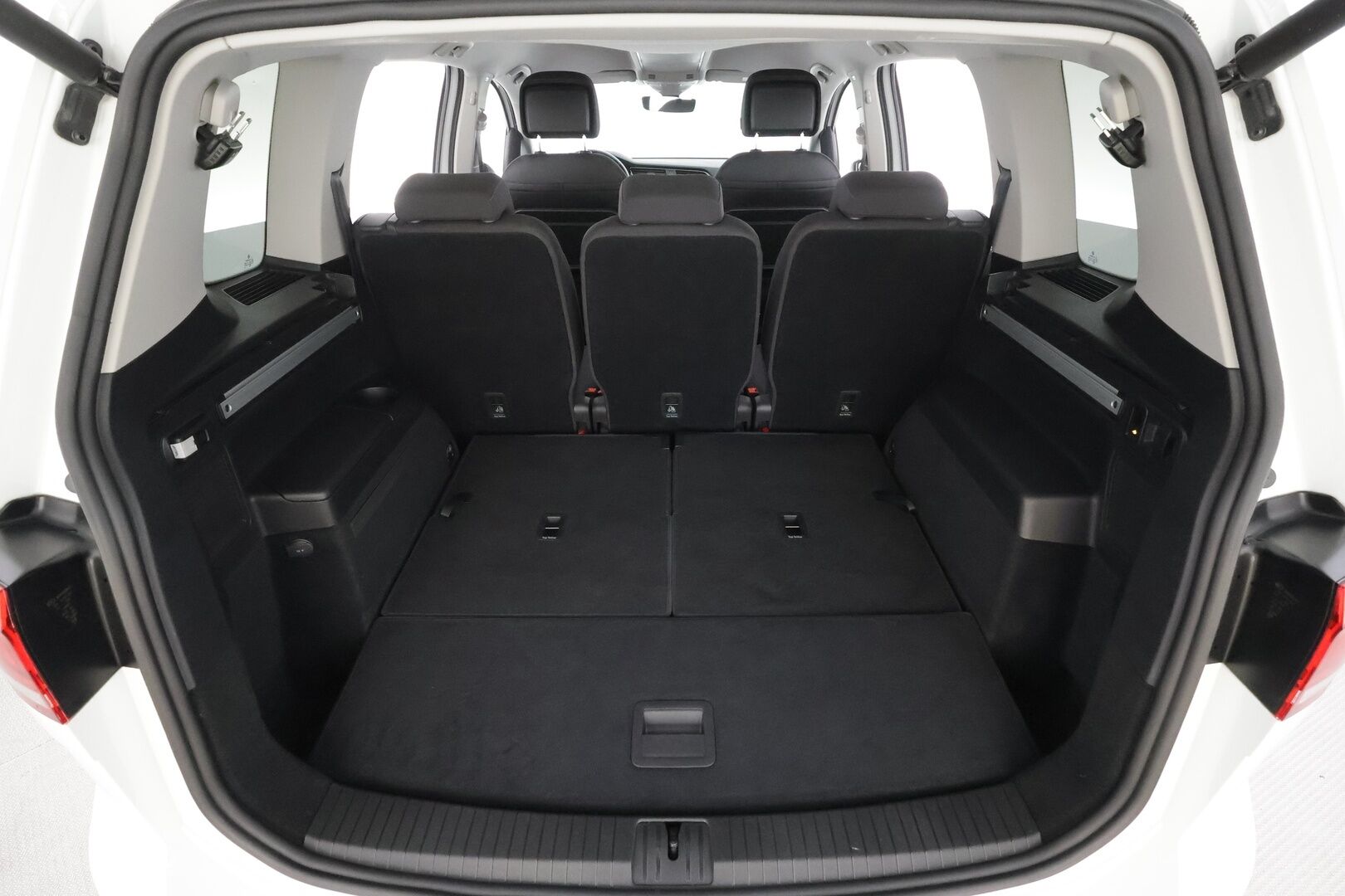 VOLKSWAGEN TOURAN 2018 Highline 1,8 TSI 132 kW DSG 7-P * Webasto / Koukku / Adapt.LED / P.kamera / Apple&Android / Keyless *