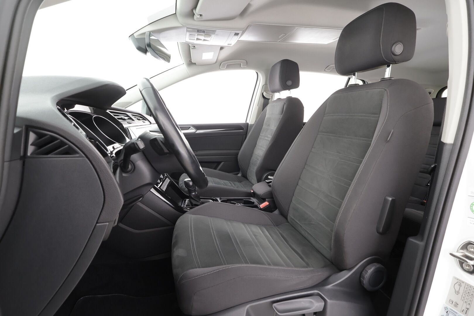 VOLKSWAGEN TOURAN 2018 Highline 1,8 TSI 132 kW DSG 7-P * Webasto / Koukku / Adapt.LED / P.kamera / Apple&Android / Keyless *