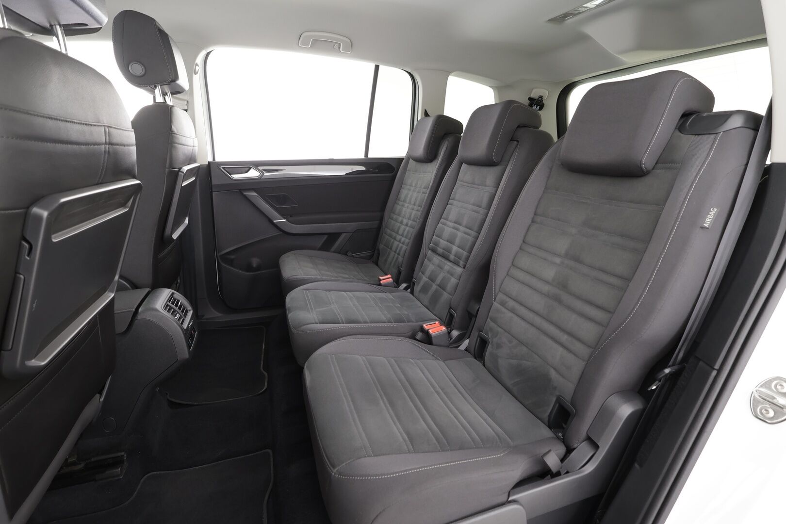 VOLKSWAGEN TOURAN 2018 Highline 1,8 TSI 132 kW DSG 7-P * Webasto / Koukku / Adapt.LED / P.kamera / Apple&Android / Keyless *
