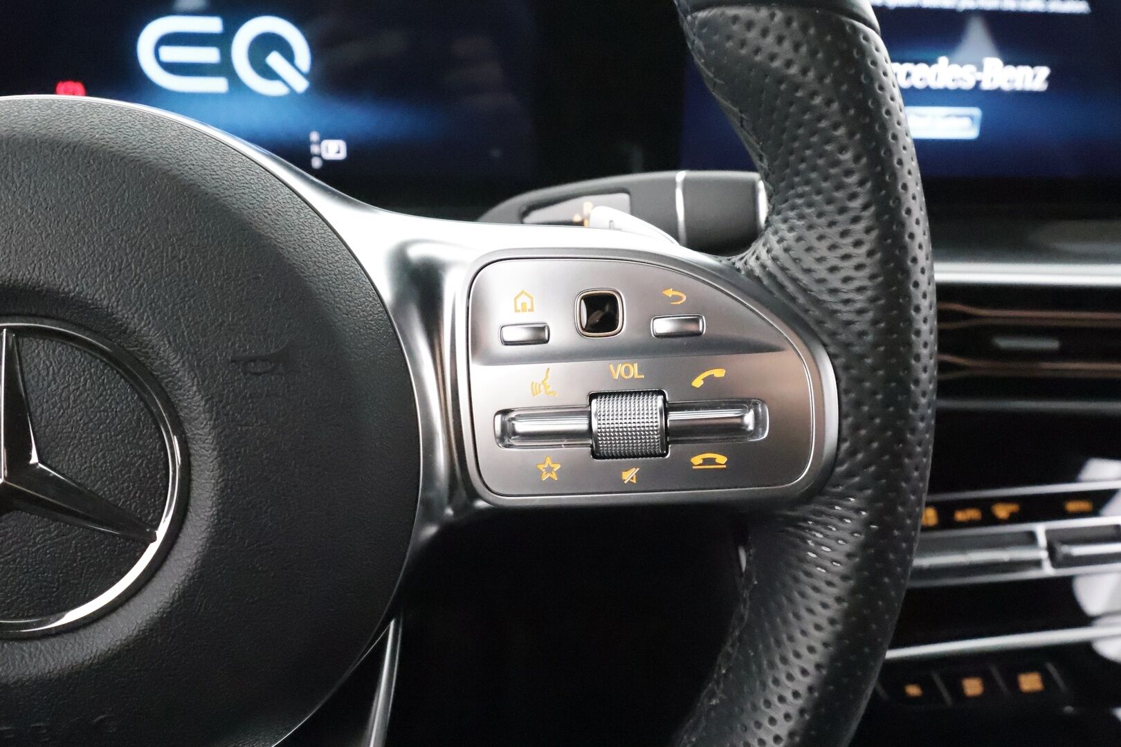 MERCEDES-BENZ EQC 2021 400 4Matic - Distronic+ | Muistipenkit | 360° | Midline | Multibeam | AMG-Sisäpaketti | Navi | Keyless | Tuplalasit | SoH 97,8% | Kahdet renkaat aluvanteilla | Juuri merkkihuollettu