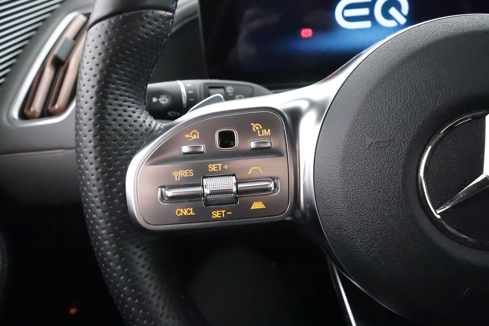 MERCEDES-BENZ EQC 2021 400 4Matic - Distronic+ | Muistipenkit | 360° | Midline | Multibeam | AMG-Sisäpaketti | Navi | Keyless | Tuplalasit | SoH 97,8% | Kahdet renkaat aluvanteilla | Juuri merkkihuollettu