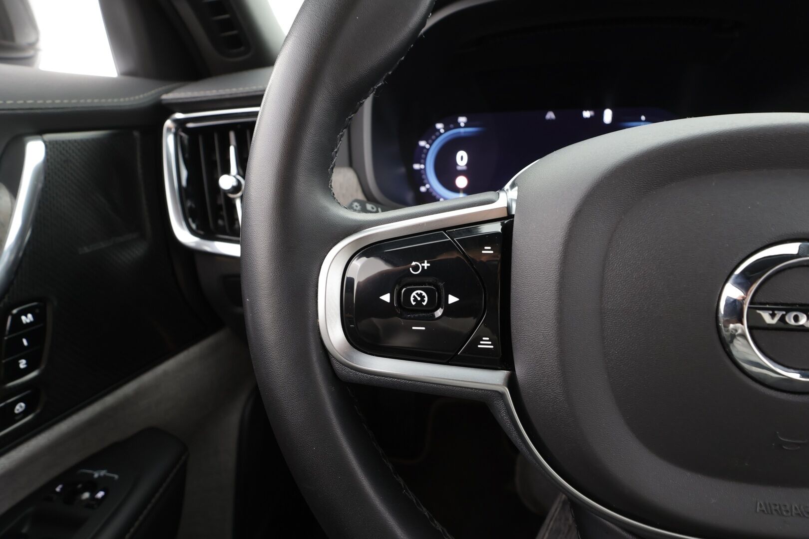 Volvo V90 2023 T6 AWD Long Range Plus Dark aut - | Lisälämmitin | H&K | ACC | Full-LED | 360 | Sporttipenkit Muistilla | Kaistavahti | Keyless |