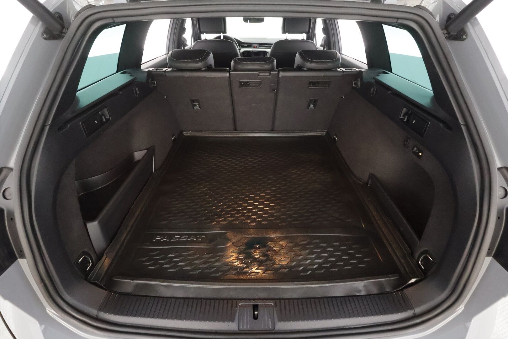 VOLKSWAGEN PASSAT 2020 Variant Highline 2,0 TSI 200 kW (272 hv) 4MOTION DSG-automaatti R-Line Edition - | ACC | Digimittari | Koukku | Webasto | Sporttinahat | Matrix LED | P.Kamera | Adaptiivinen alusta | Navi | Keyless | Merkkihuollettu | Huippusiisti | 