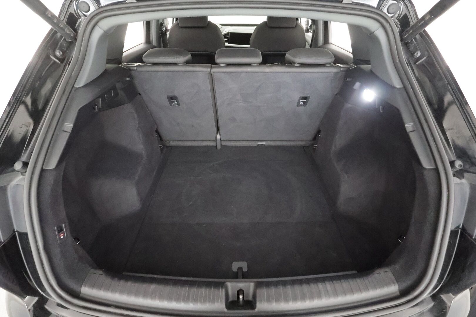AUDI Q4 E-TRON 2022 Edition Advanced 50 quattro - ILP | Koukku | ACC | Sonos | P. Kamera | Sporttipenkit | LED | Digimittaristo | Navi | 2x latauskaapelit | Kahdet renkaat aluvanteilla | Merkkihuollot
