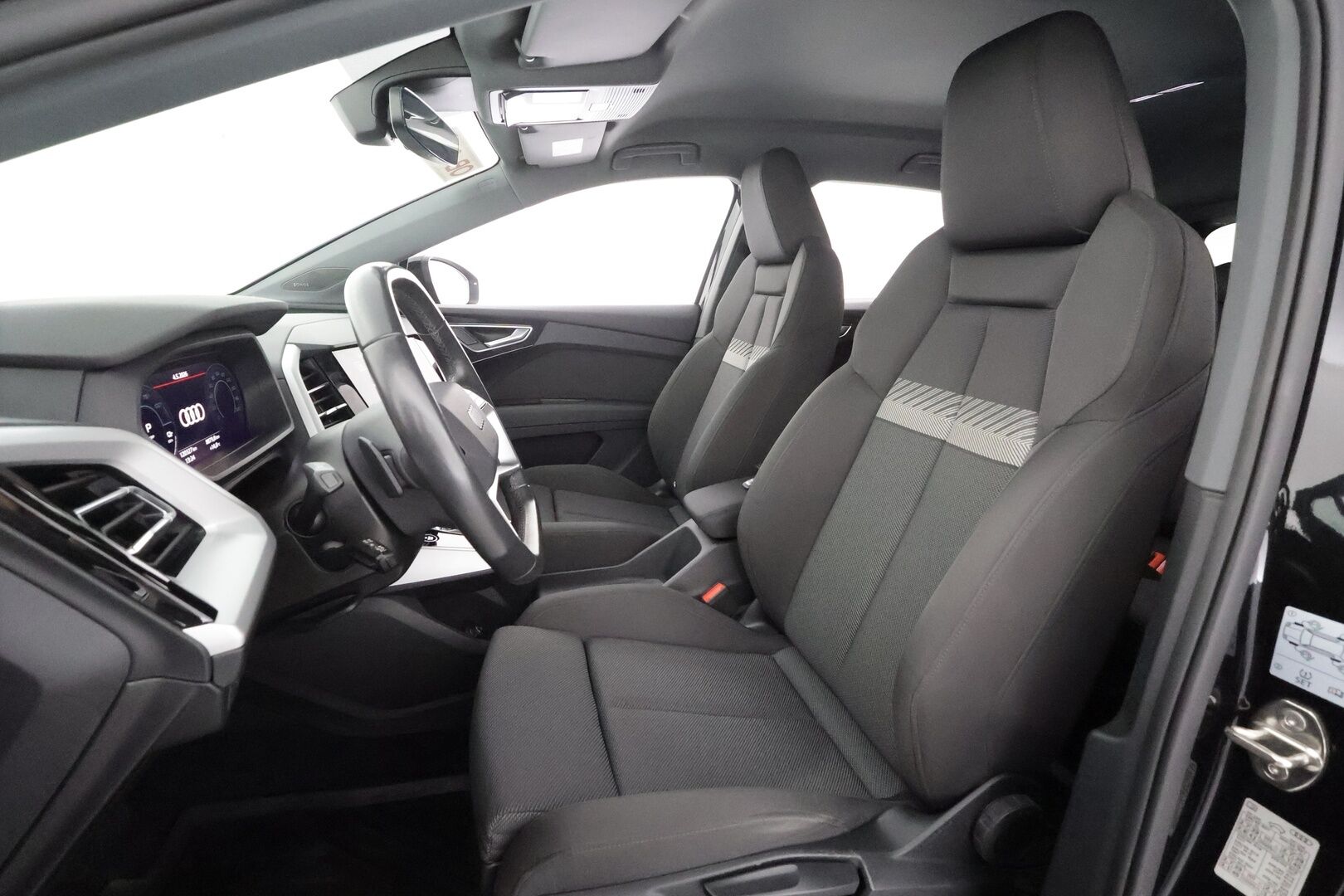 AUDI Q4 E-TRON 2022 Edition Advanced 50 quattro - ILP | Koukku | ACC | Sonos | P. Kamera | Sporttipenkit | LED | Digimittaristo | Navi | 2x latauskaapelit | Kahdet renkaat aluvanteilla | Merkkihuollot