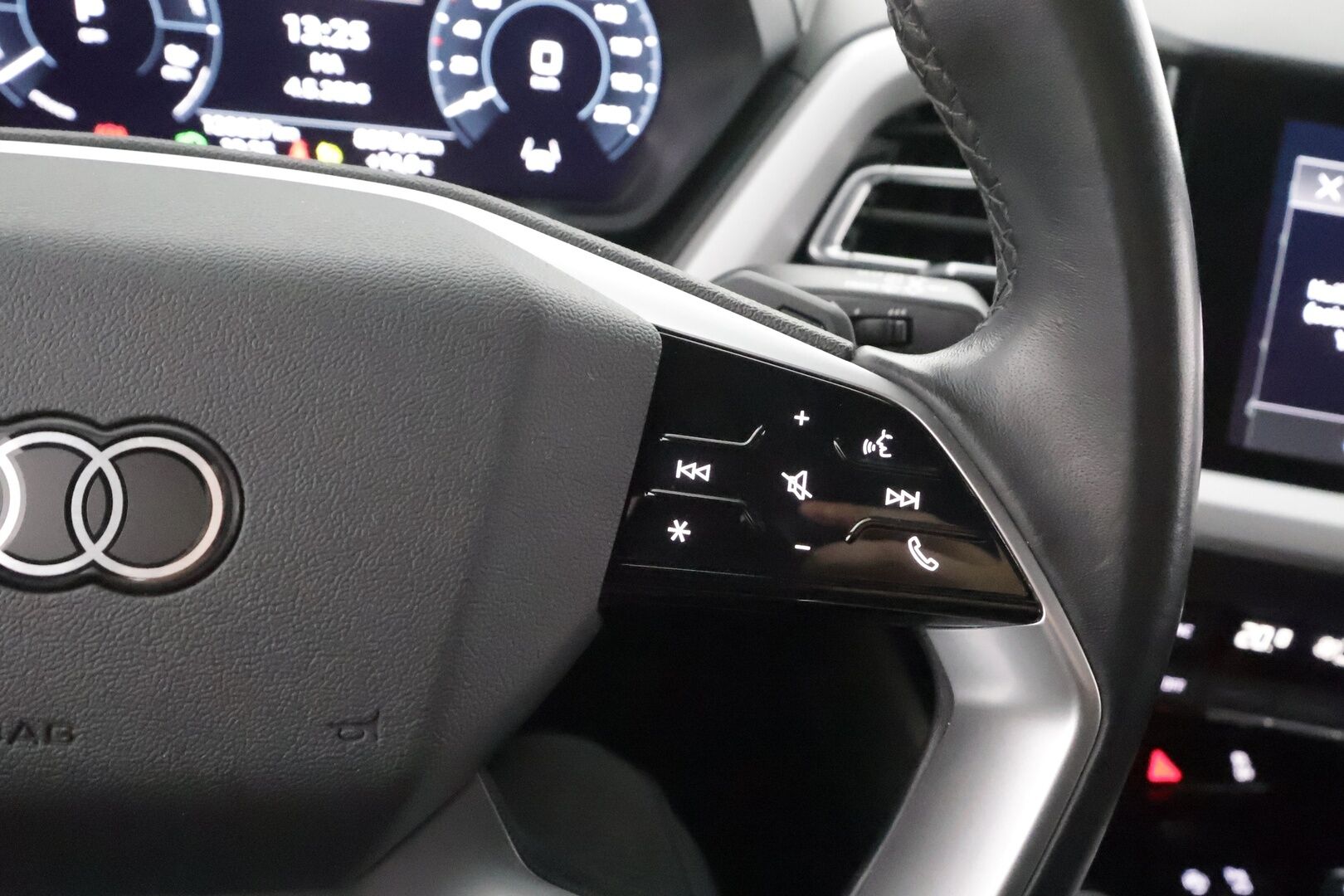 AUDI Q4 E-TRON 2022 Edition Advanced 50 quattro - ILP | Koukku | ACC | Sonos | P. Kamera | Sporttipenkit | LED | Digimittaristo | Navi | 2x latauskaapelit | Kahdet renkaat aluvanteilla | Merkkihuollot